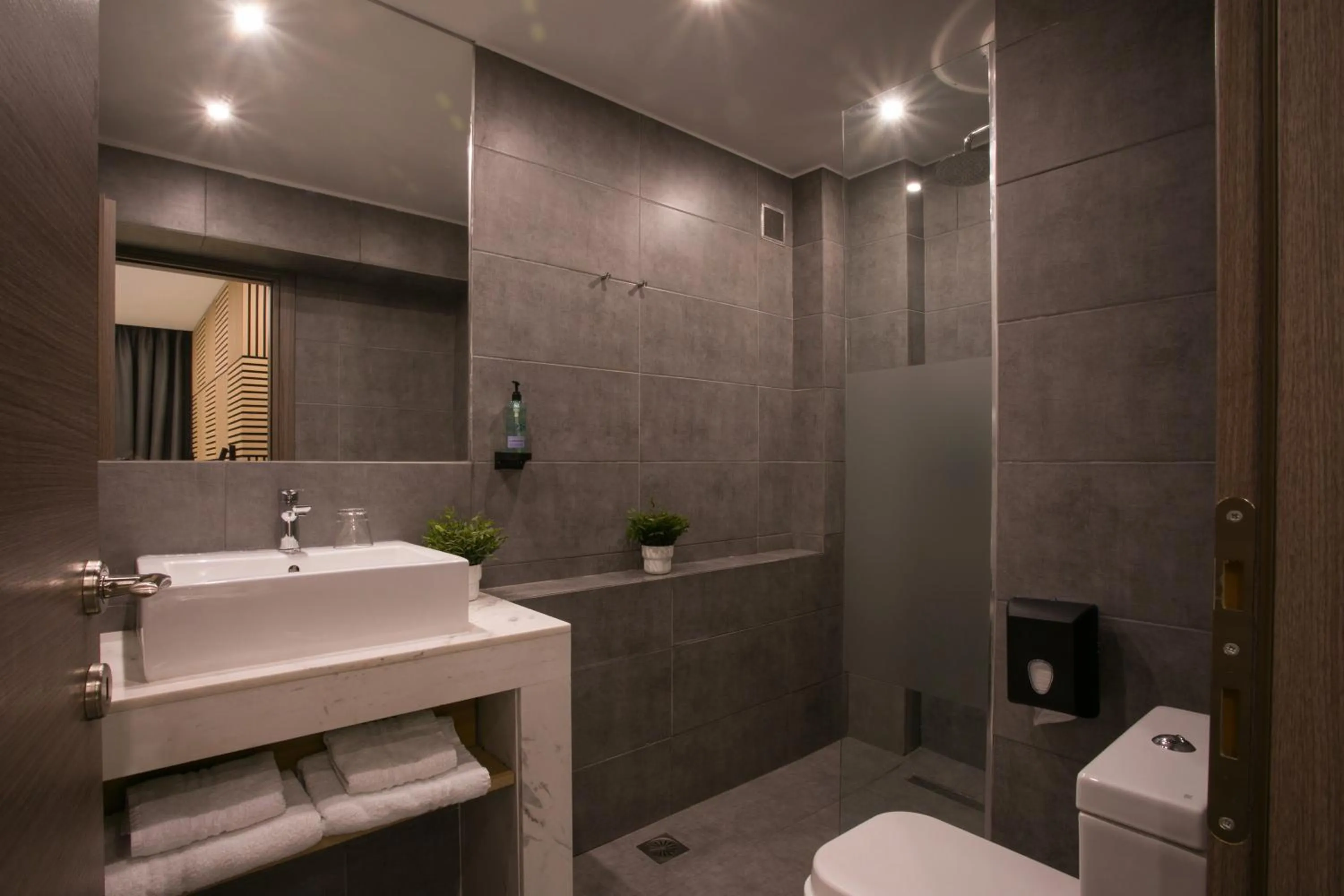 Shower in White Luxury