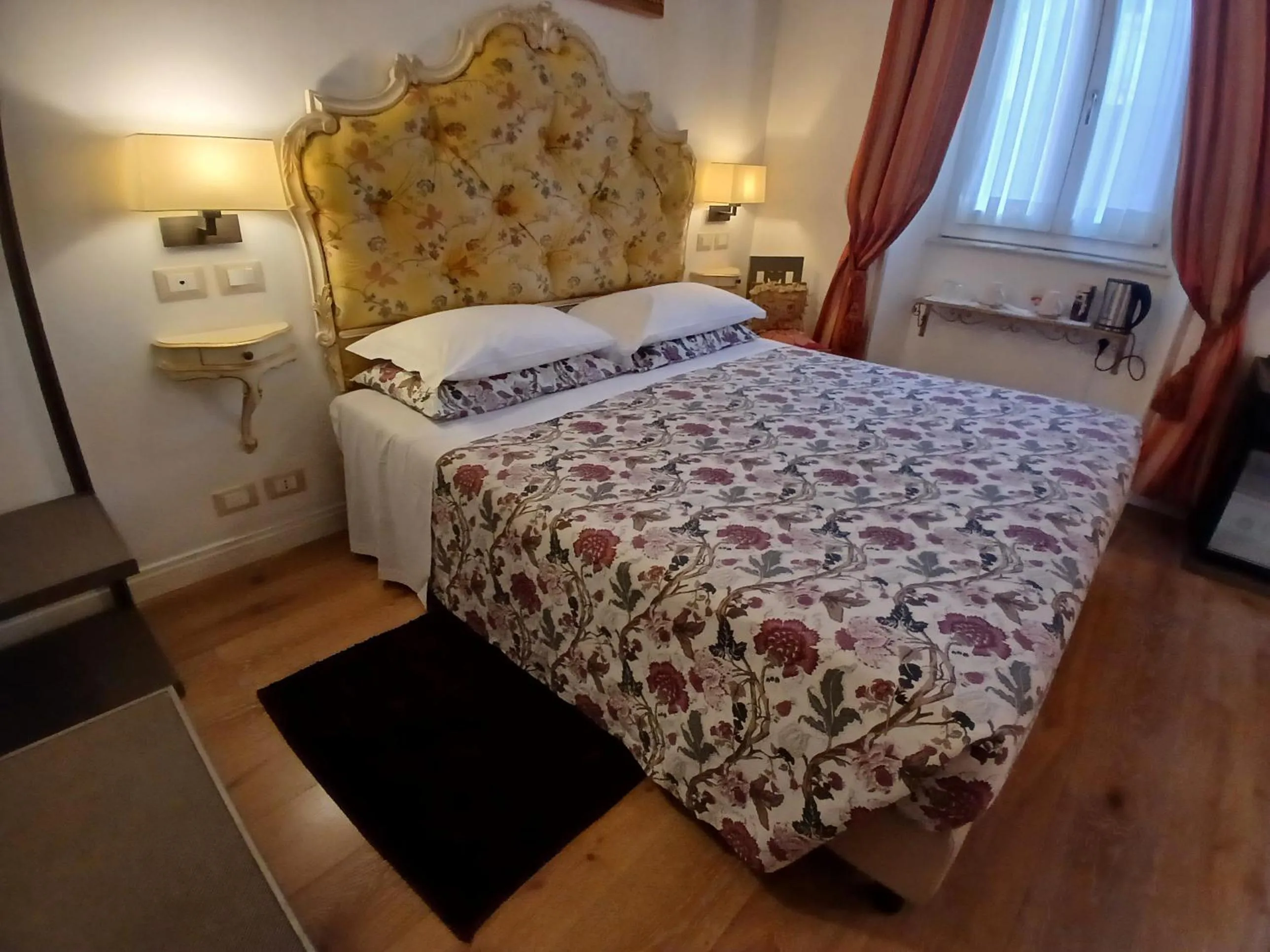 Bedroom, Bed in Excellent Trinity Rooms