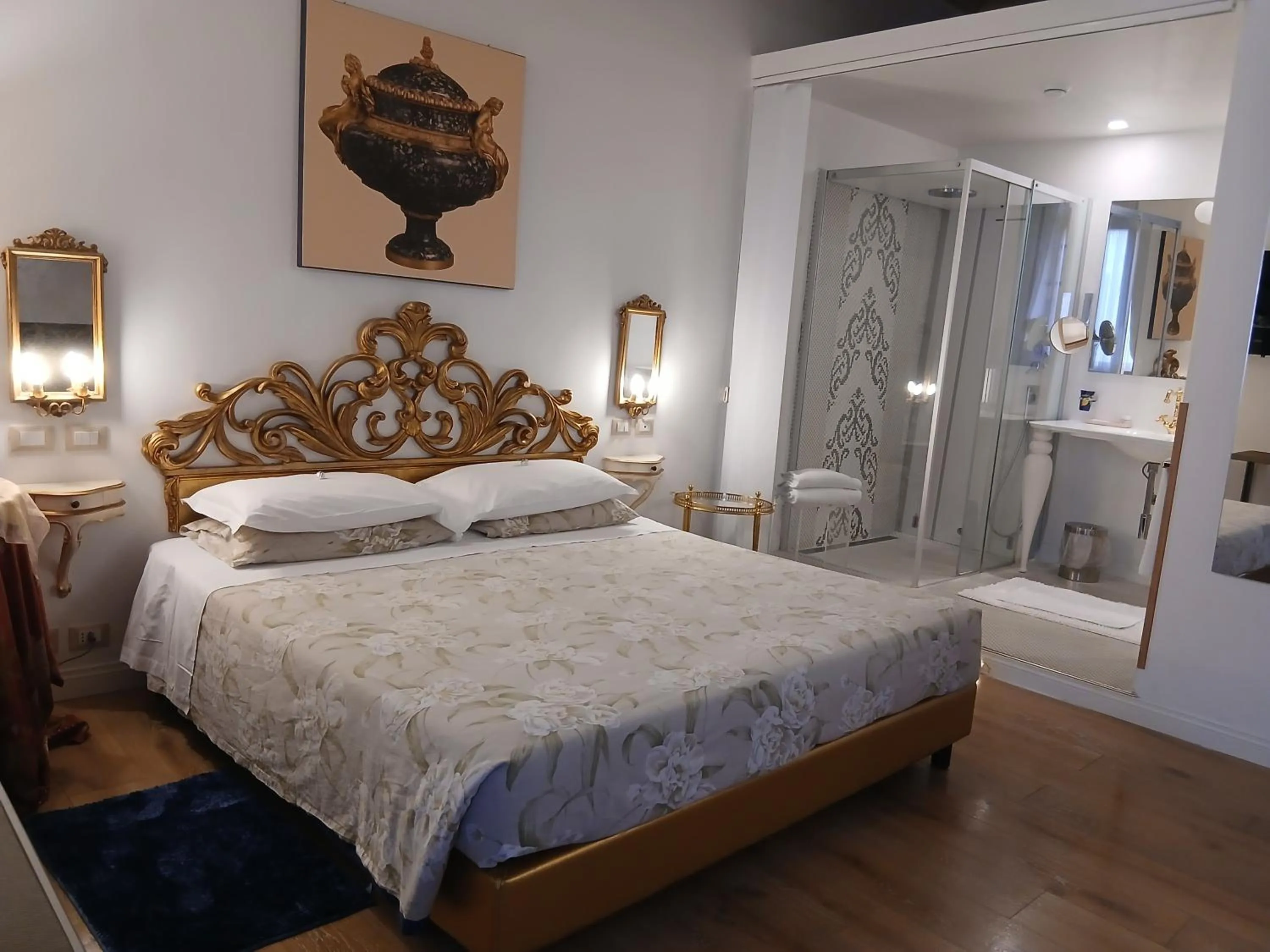 Bathroom, Bed in Excellent Trinity Rooms