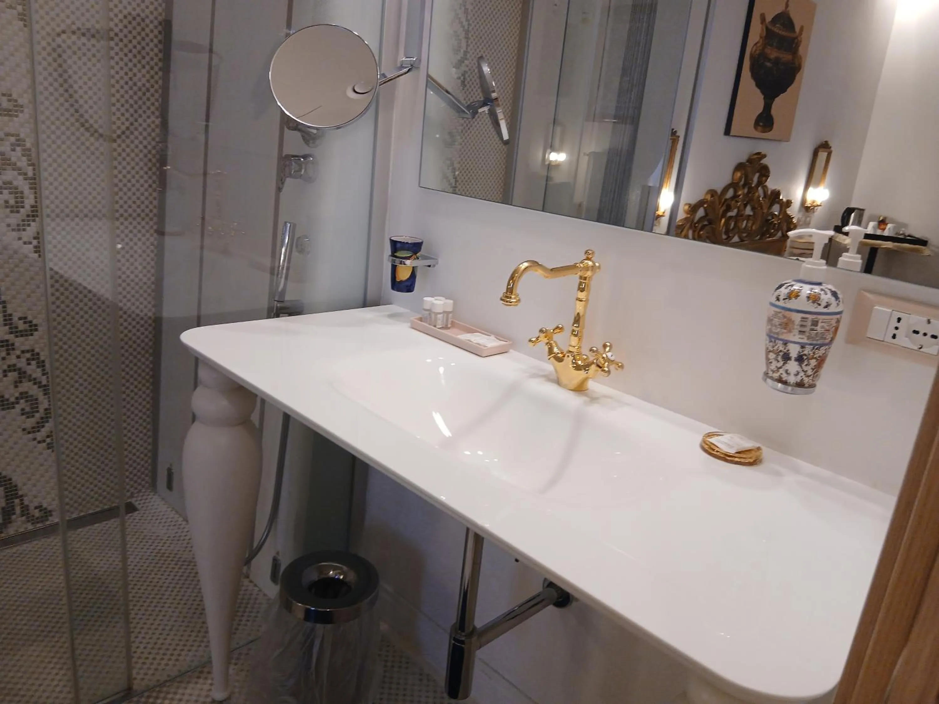 Bathroom in Excellent Trinity Rooms