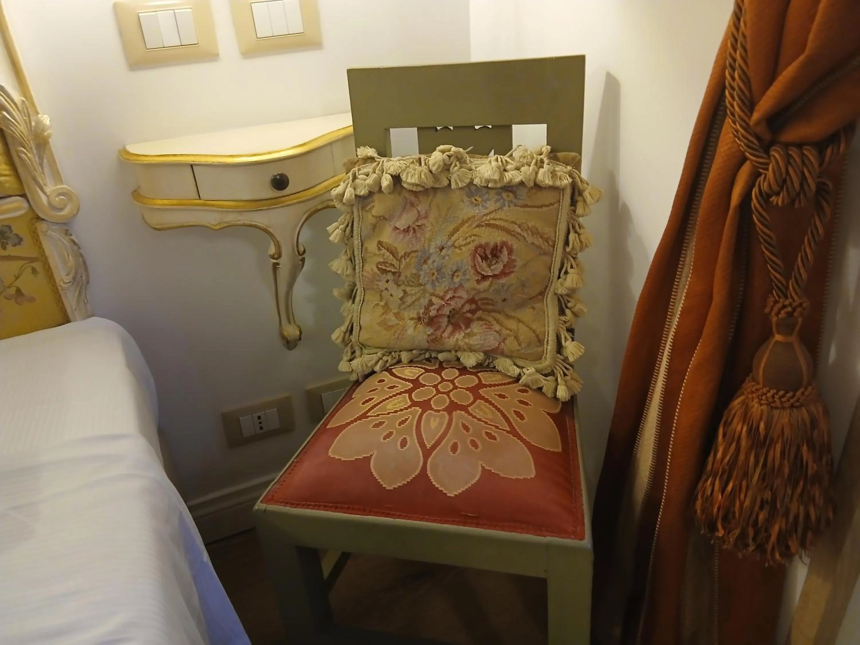 Decorative detail, Bed in Excellent Trinity Rooms