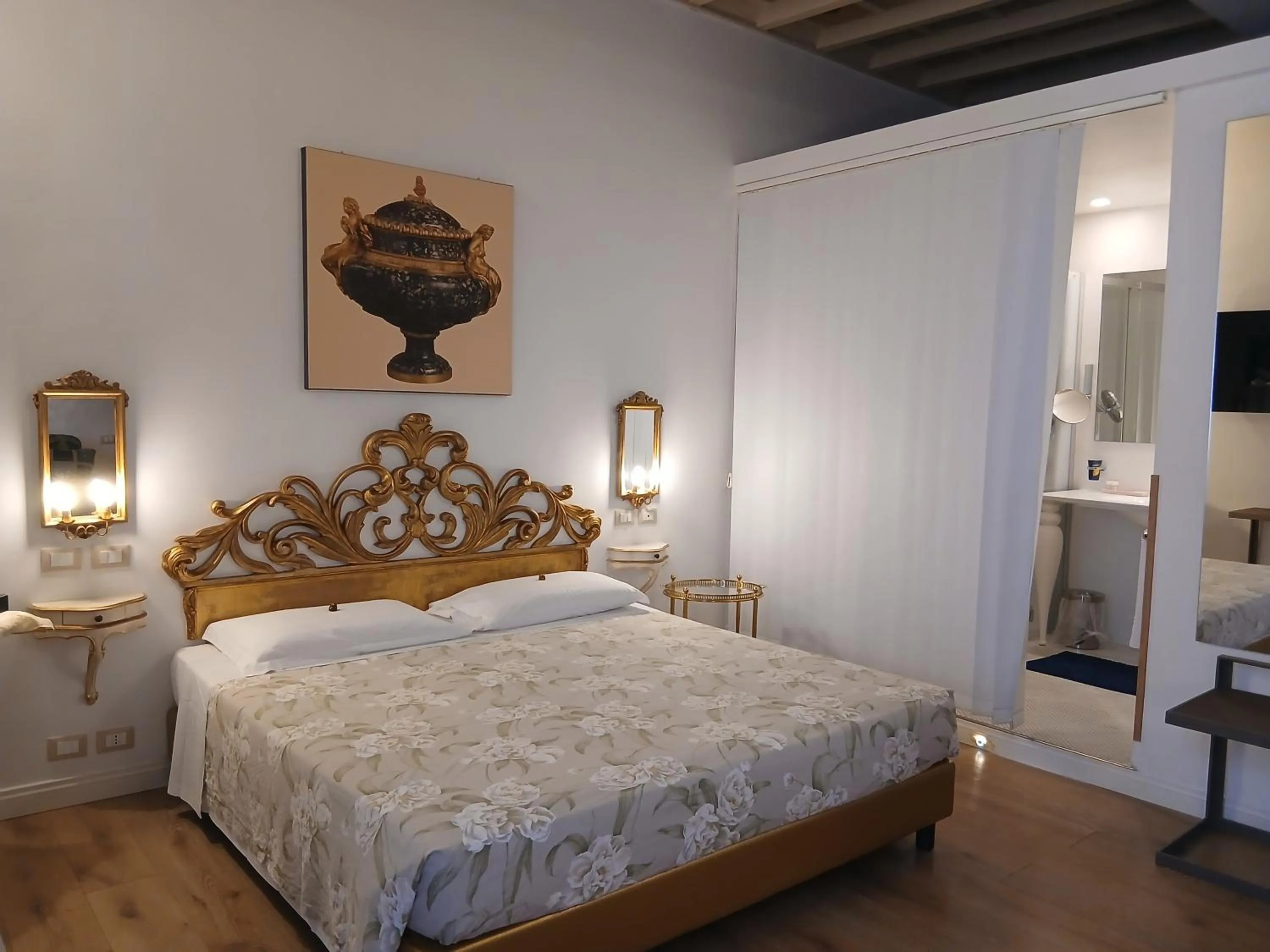 Bedroom, Bed in Excellent Trinity Rooms