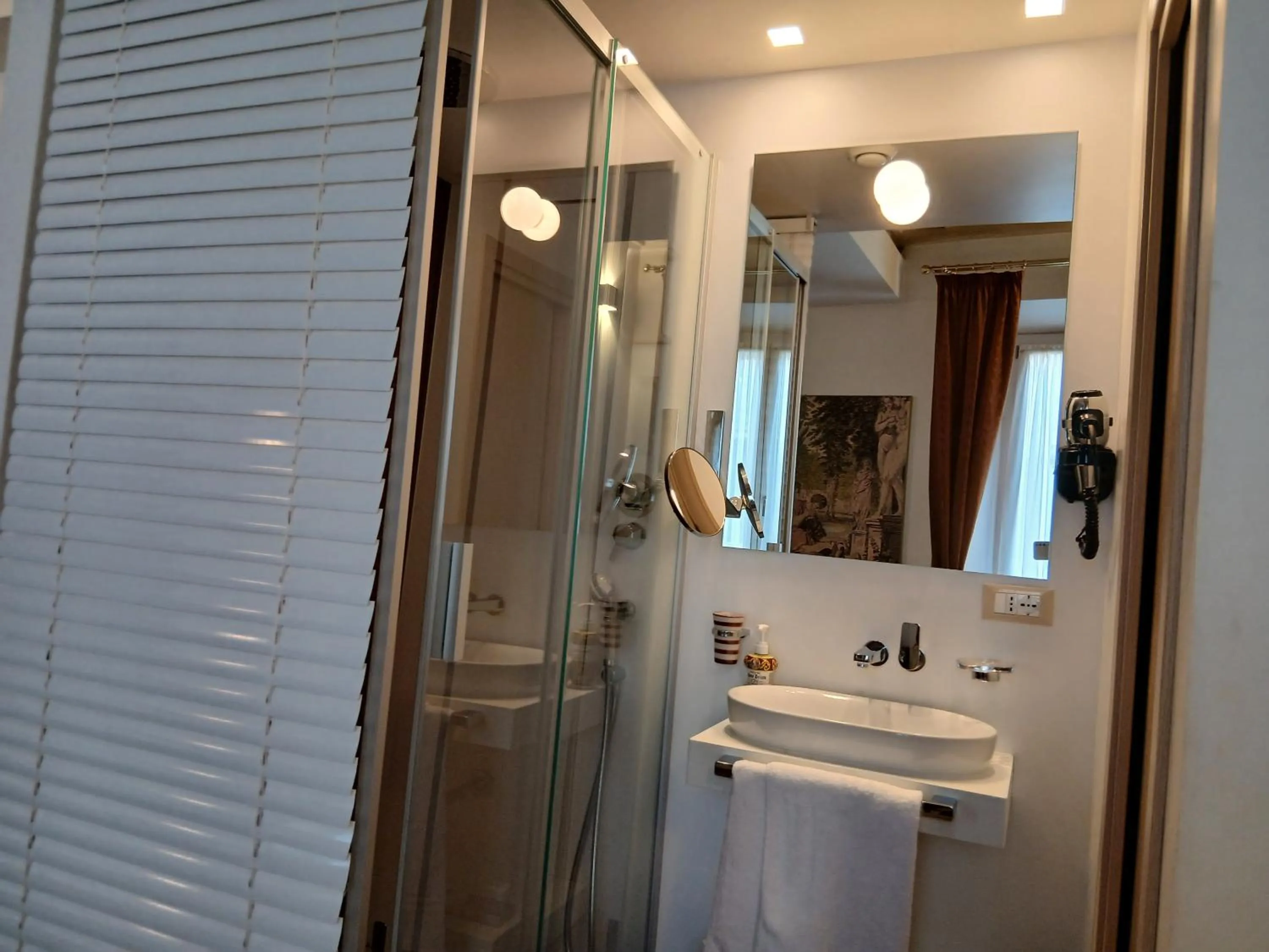 Bathroom in Excellent Trinity Rooms