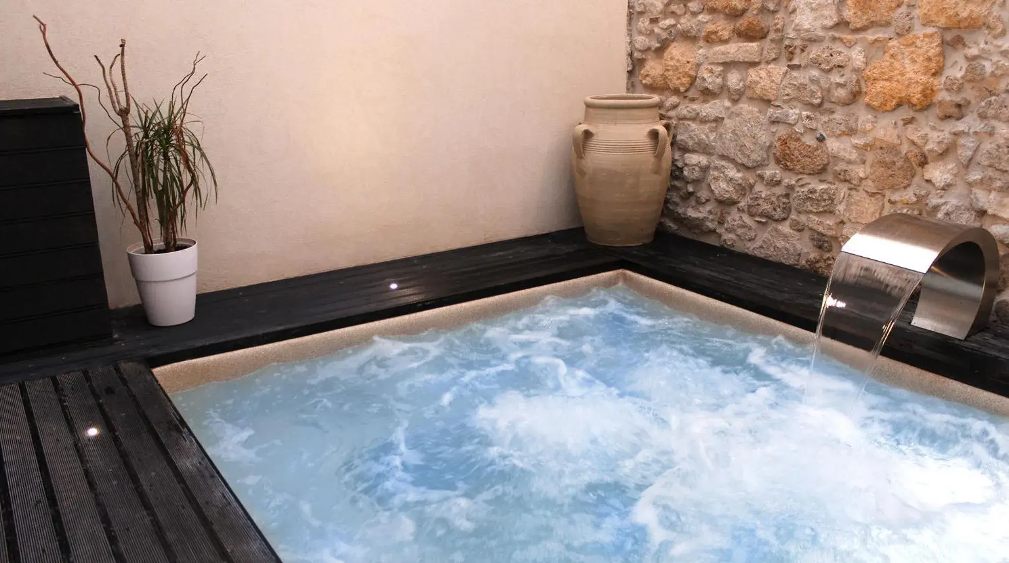 Hot Tub in CinqueSuites Ortigia Hot Tub in CinqueSuites Ortigia