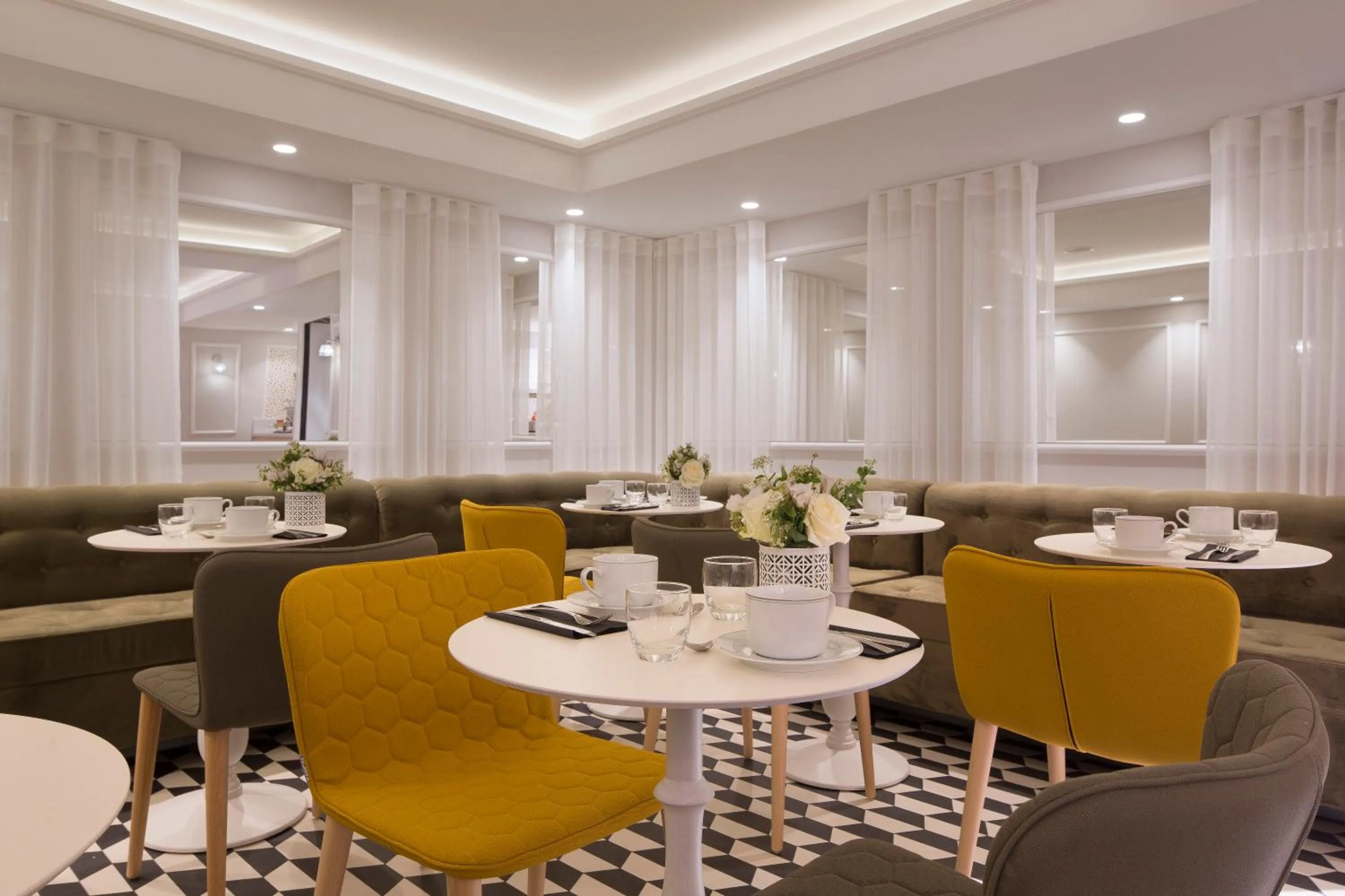 Buffet breakfast in Hôtel Pastel Paris