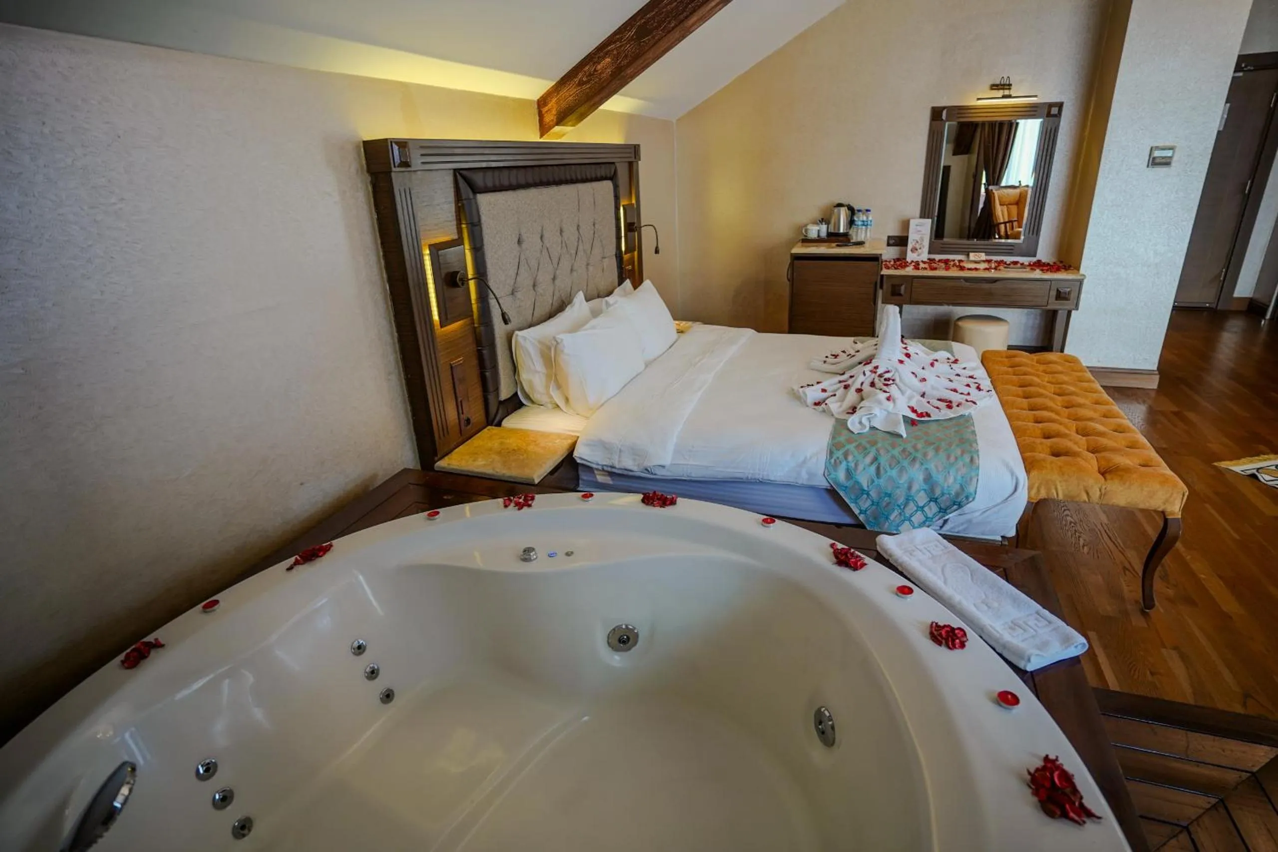 Hot Tub in Sera Lake Resort Hotel Spa & Aparts