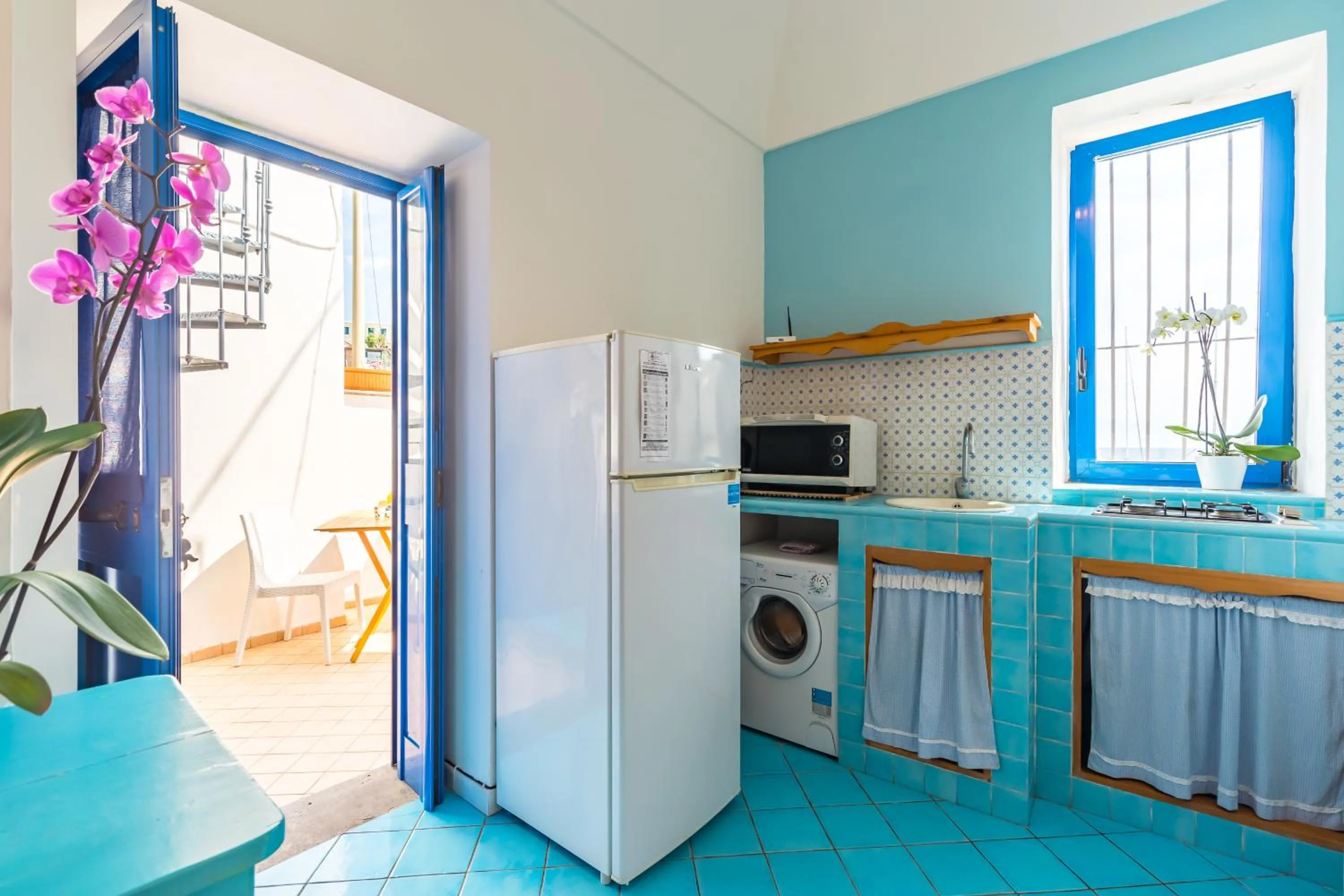 Kitchen or kitchenette in La finestra sul mare by Tizzano House
