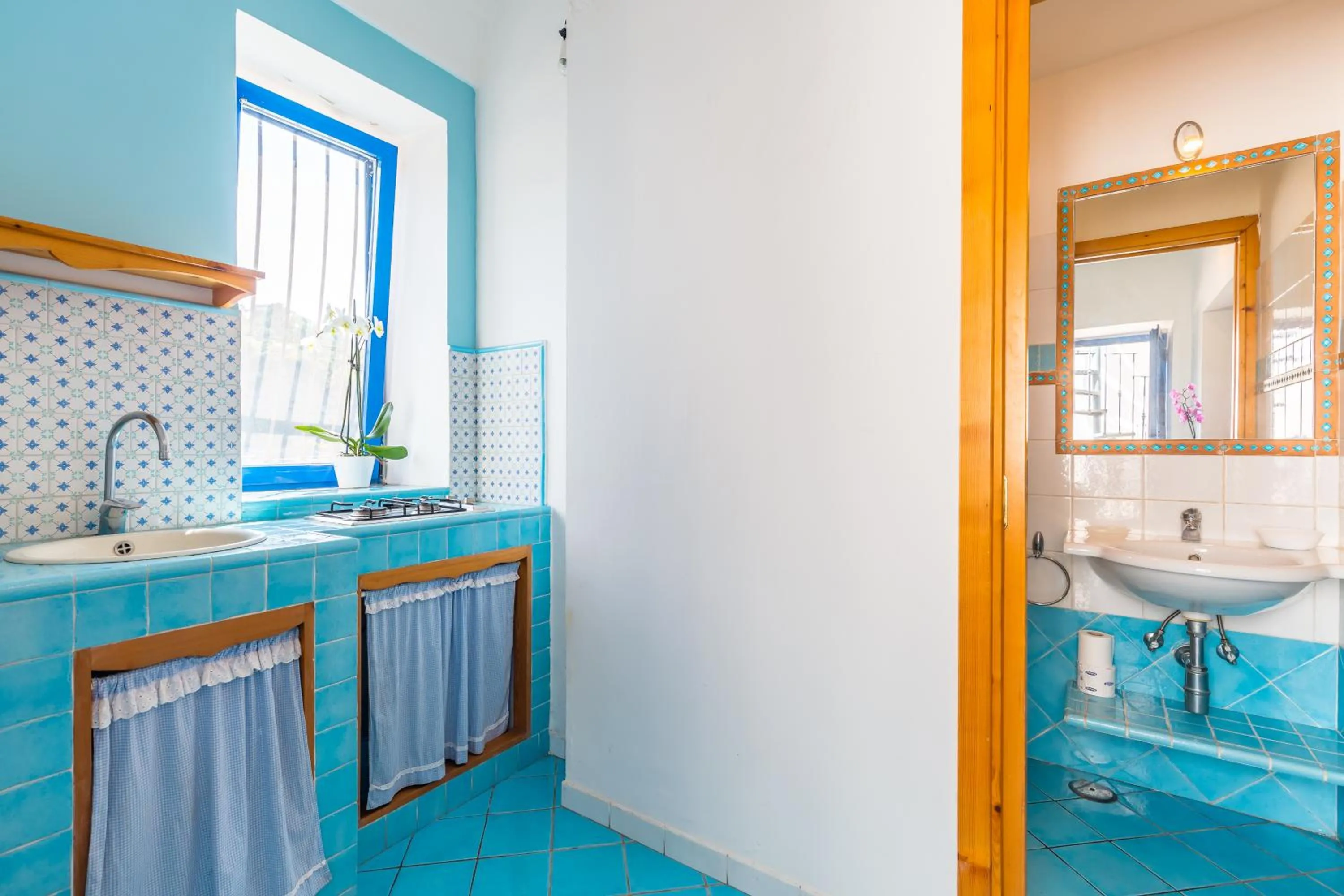 Bathroom in La finestra sul mare by Tizzano House