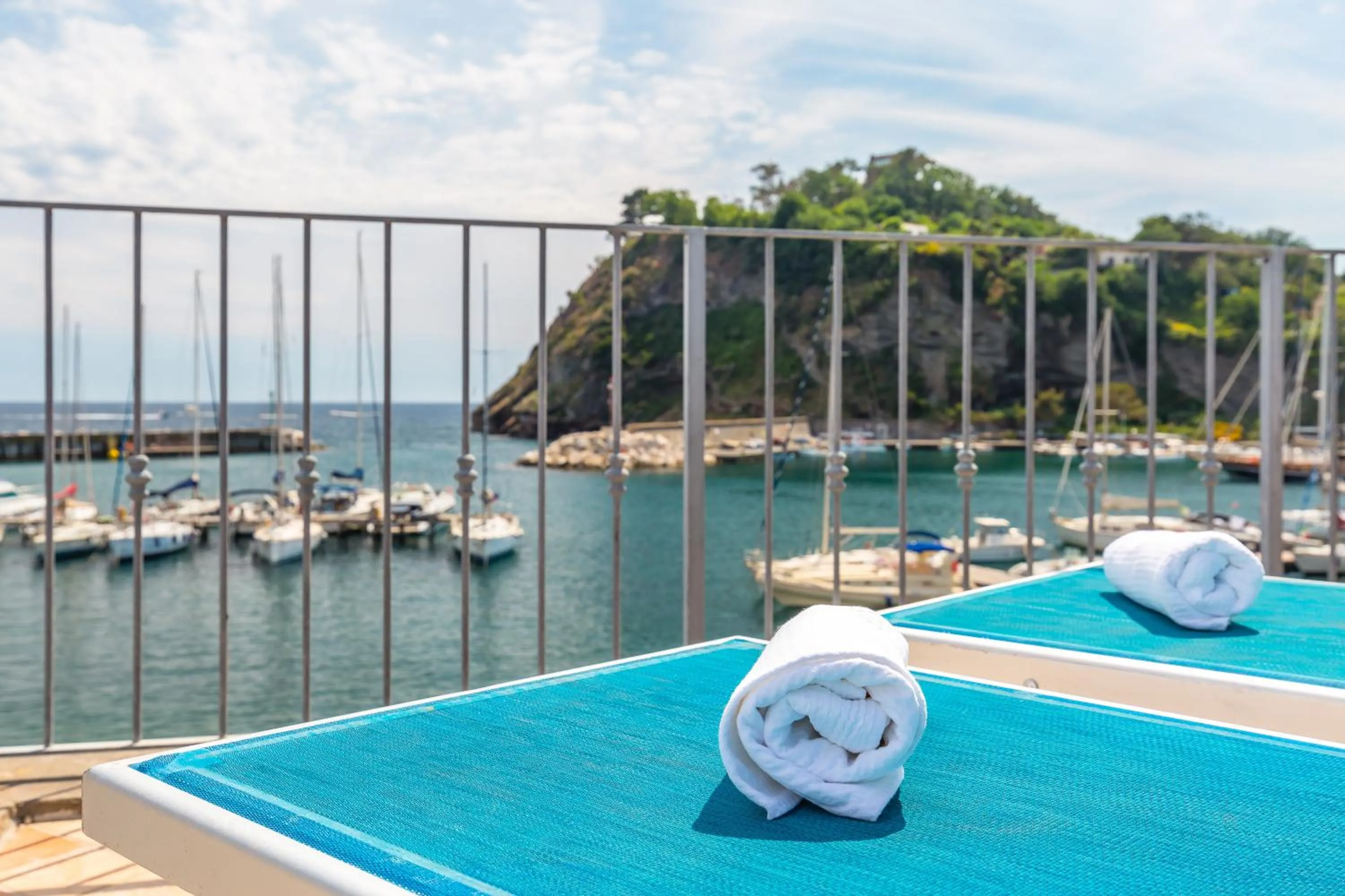 La finestra sul mare by Tizzano House