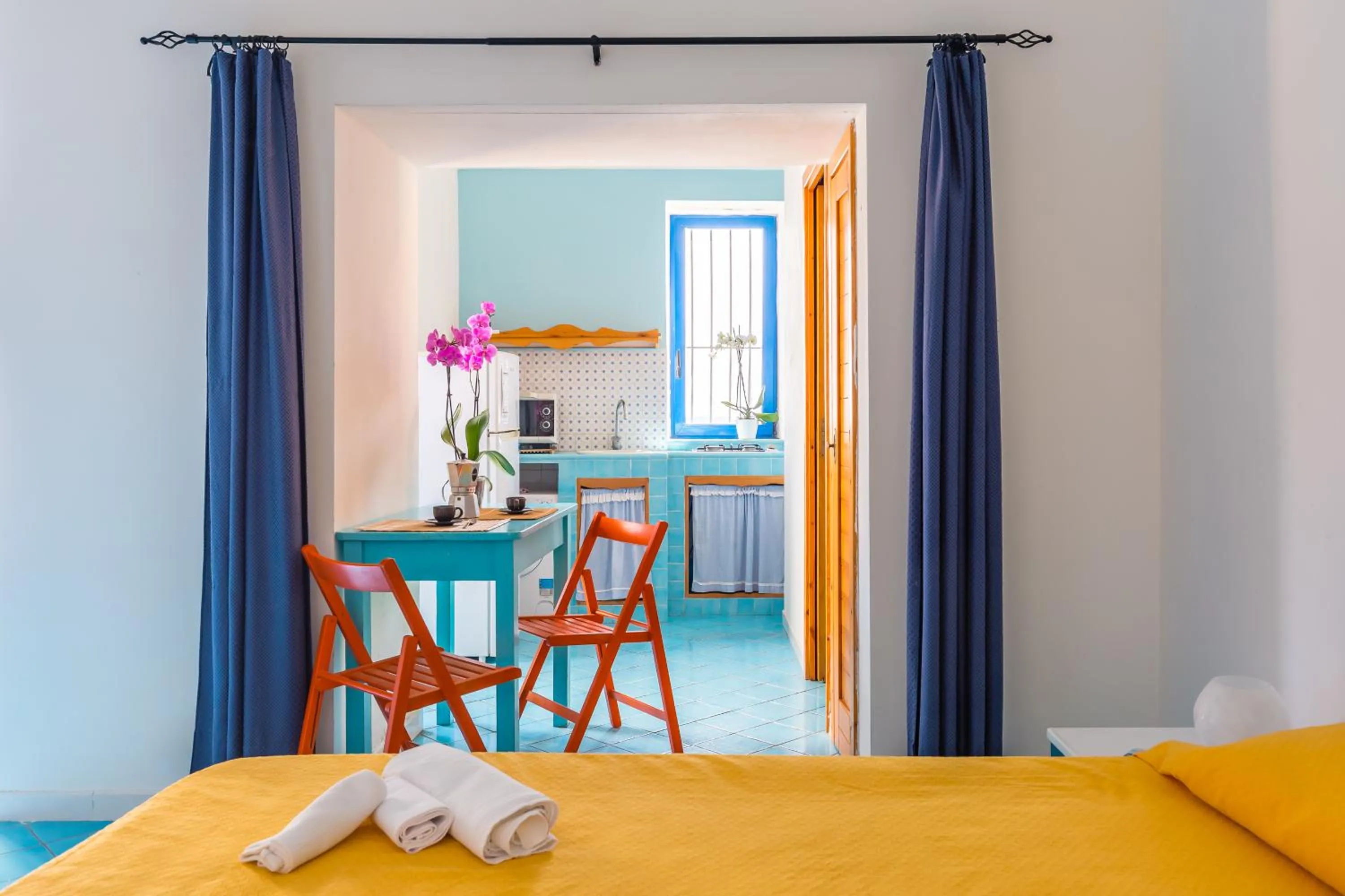 Kitchen or kitchenette, Bed in La finestra sul mare by Tizzano House