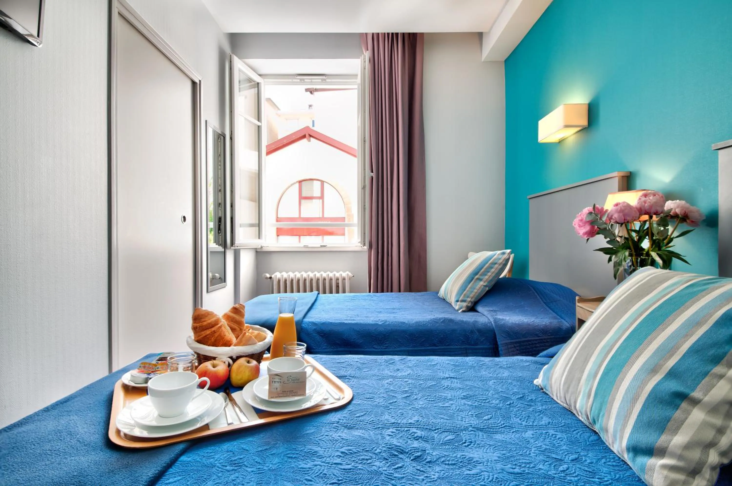 Photo of the whole room in Hôtel Le Saphir