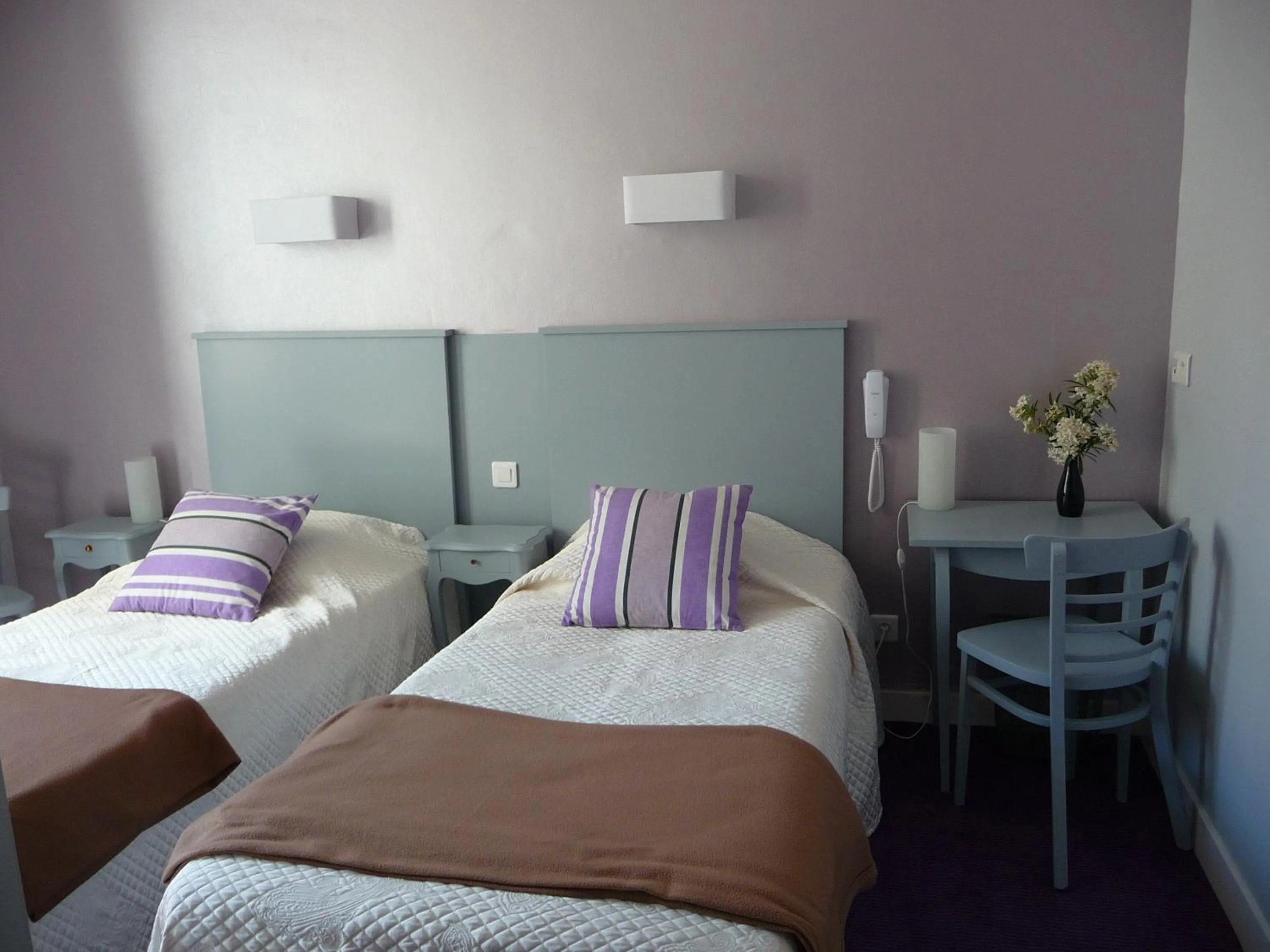 Photo of the whole room in Hôtel Le Saphir