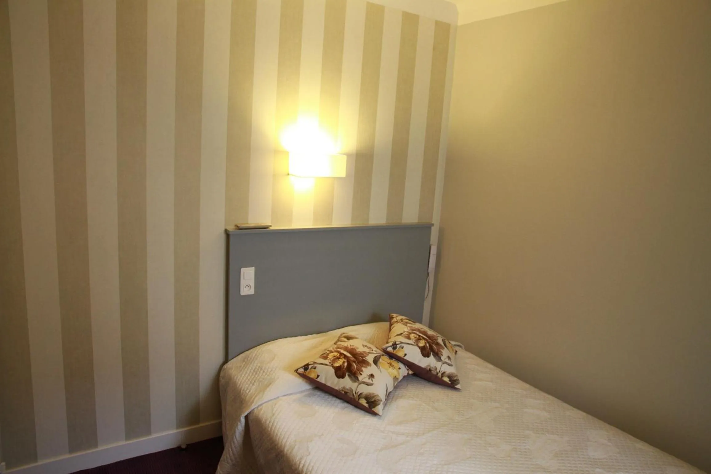 Bed in Hôtel Le Saphir