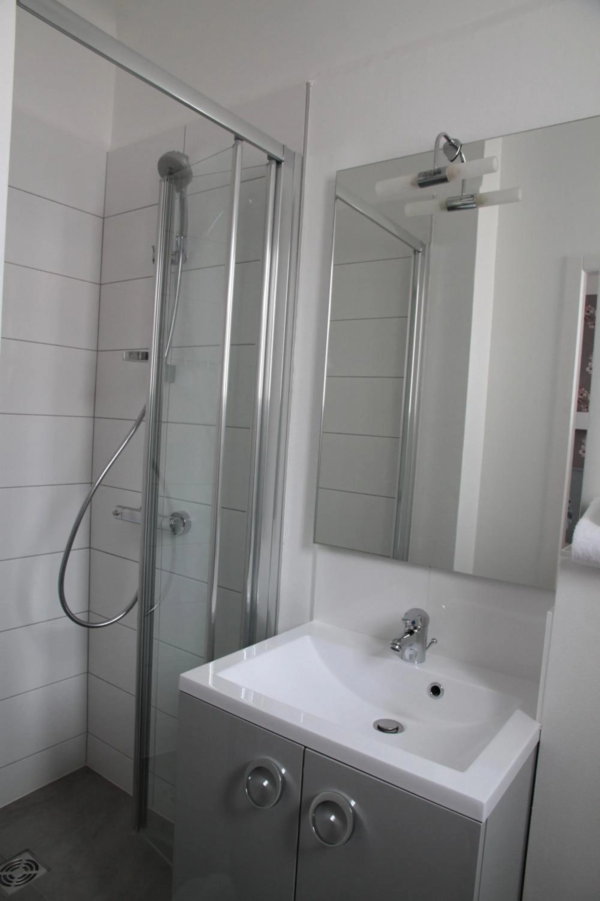 Shower in Hôtel Le Saphir