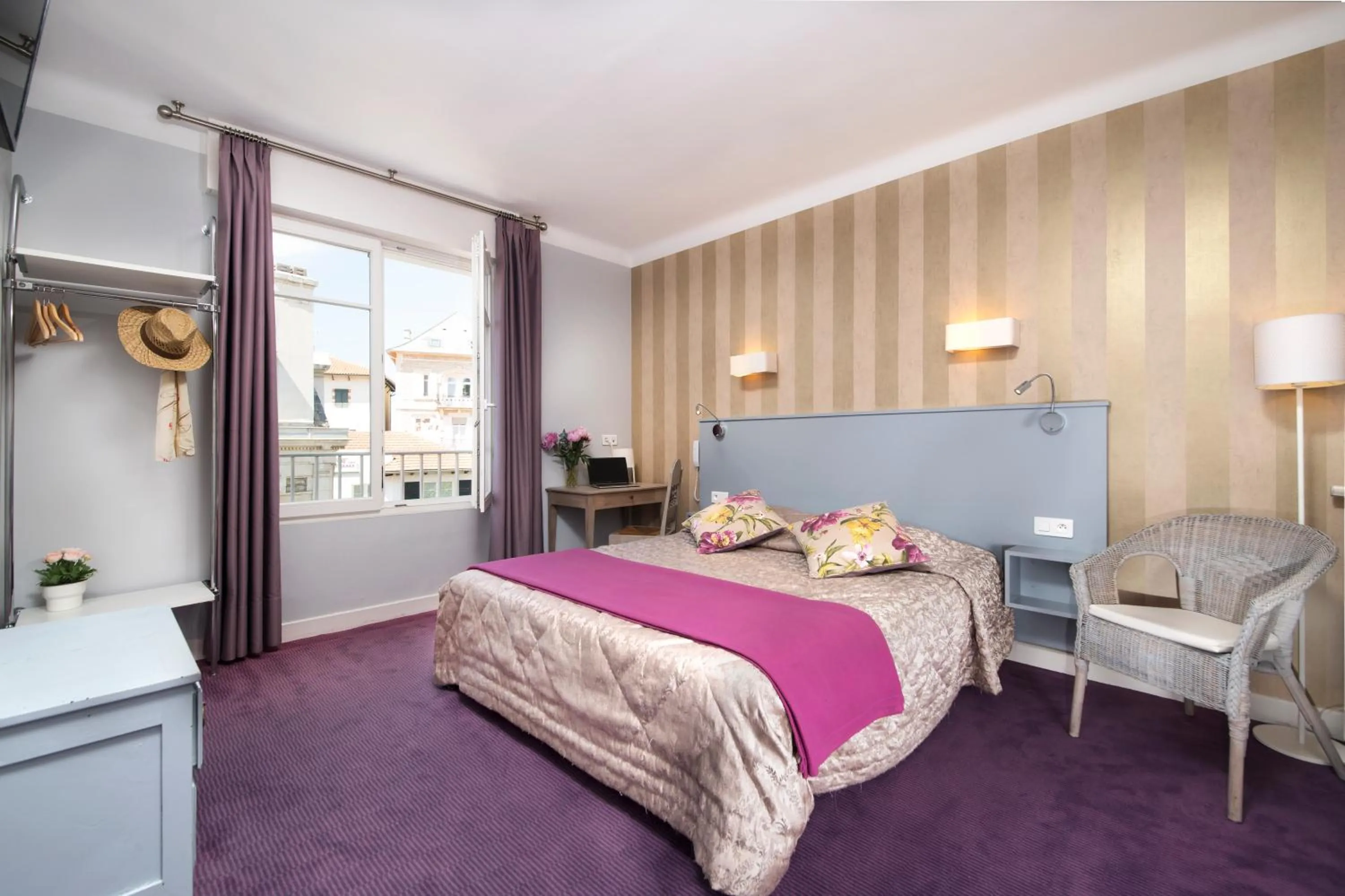 Photo of the whole room in Hôtel Le Saphir