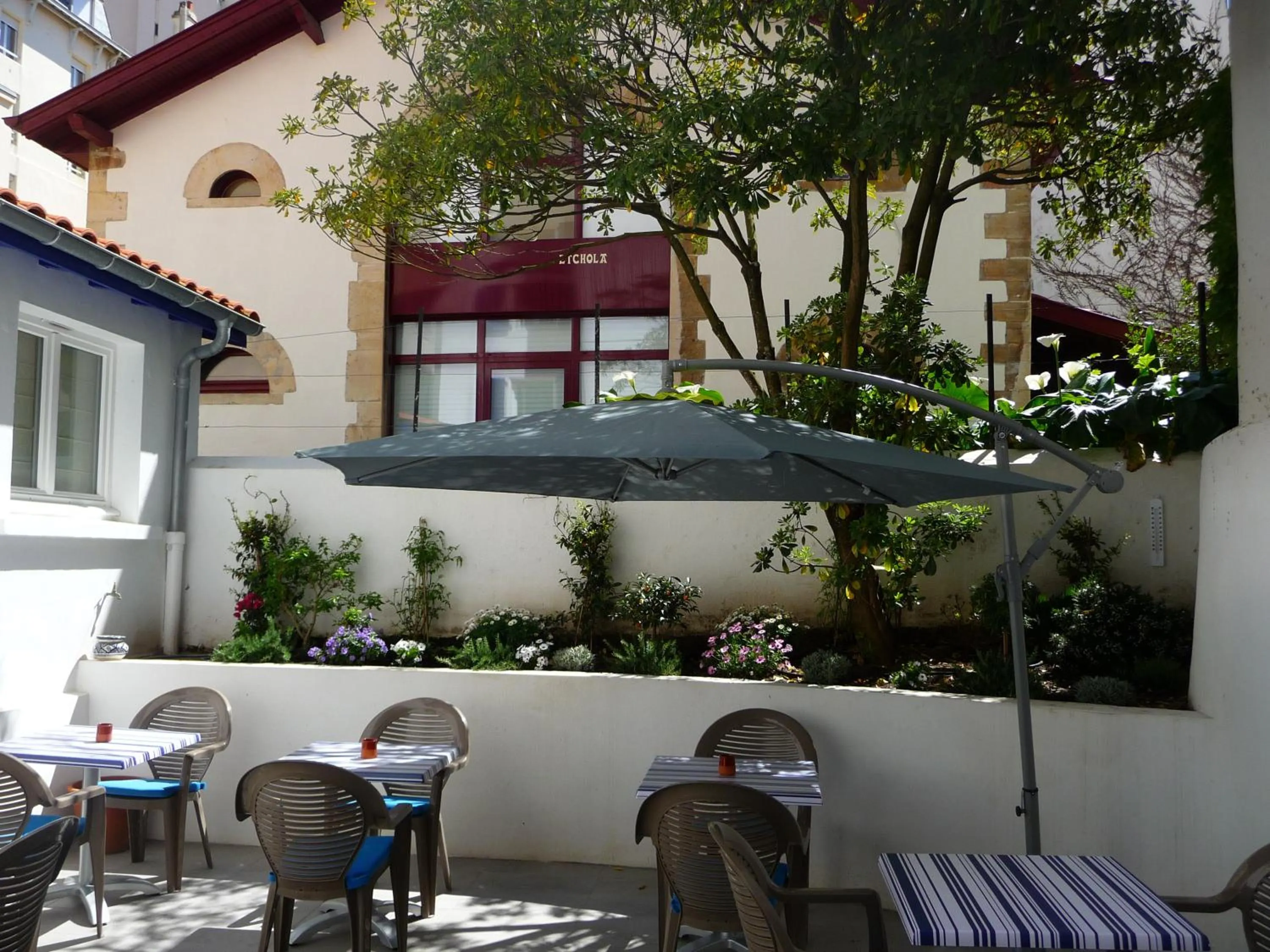 Patio in Hôtel Le Saphir