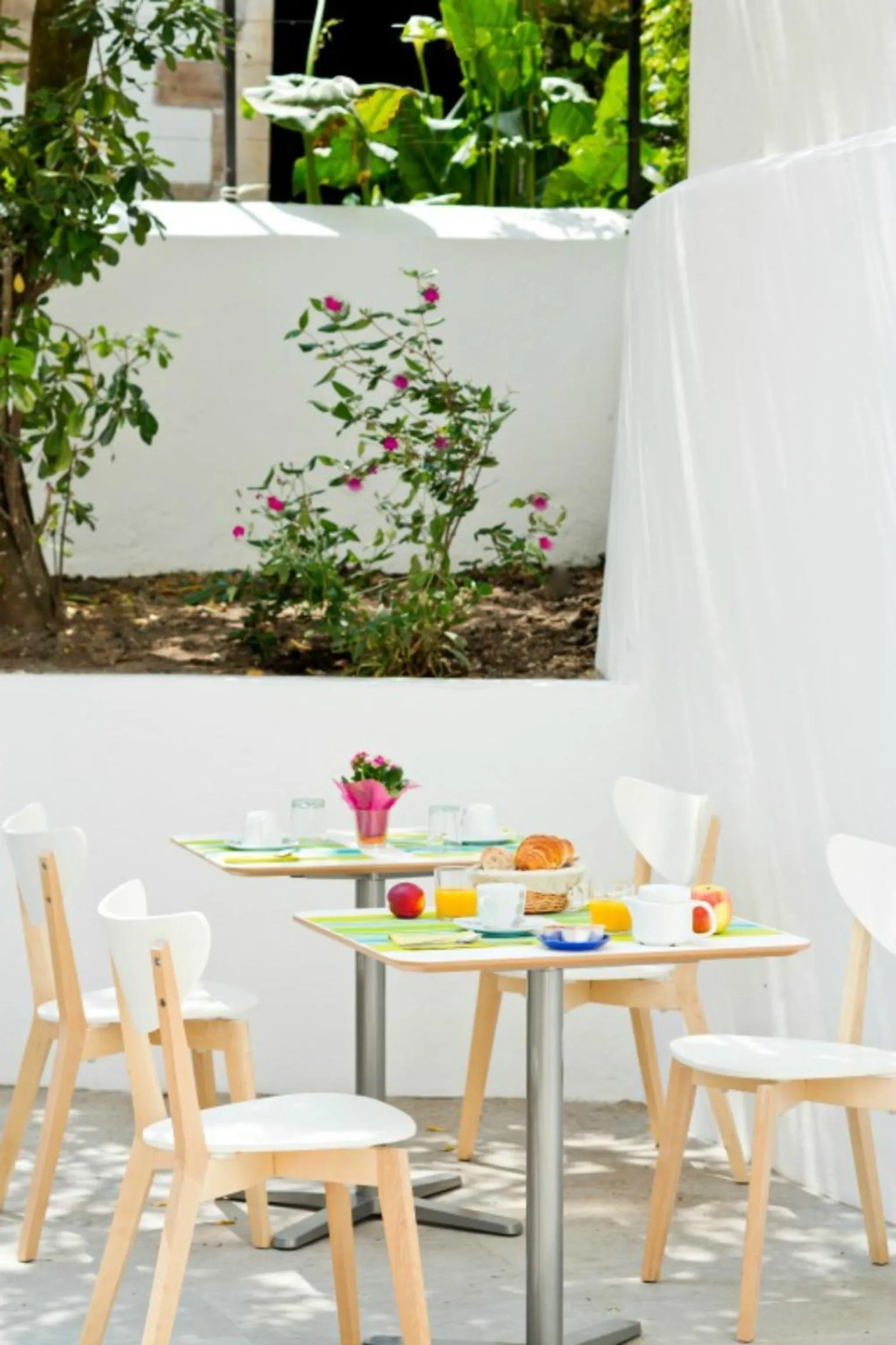 Patio in Hôtel Le Saphir