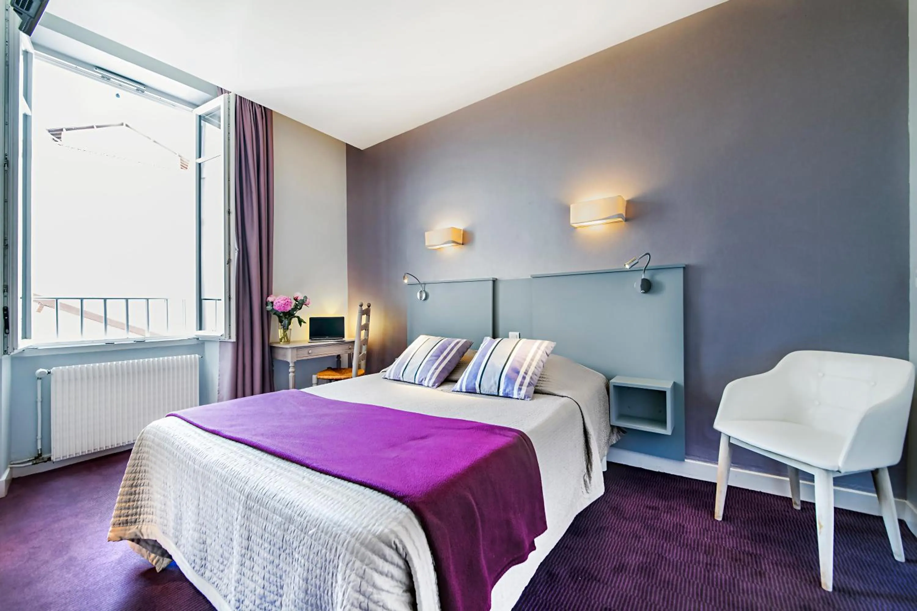 Photo of the whole room in Hôtel Le Saphir