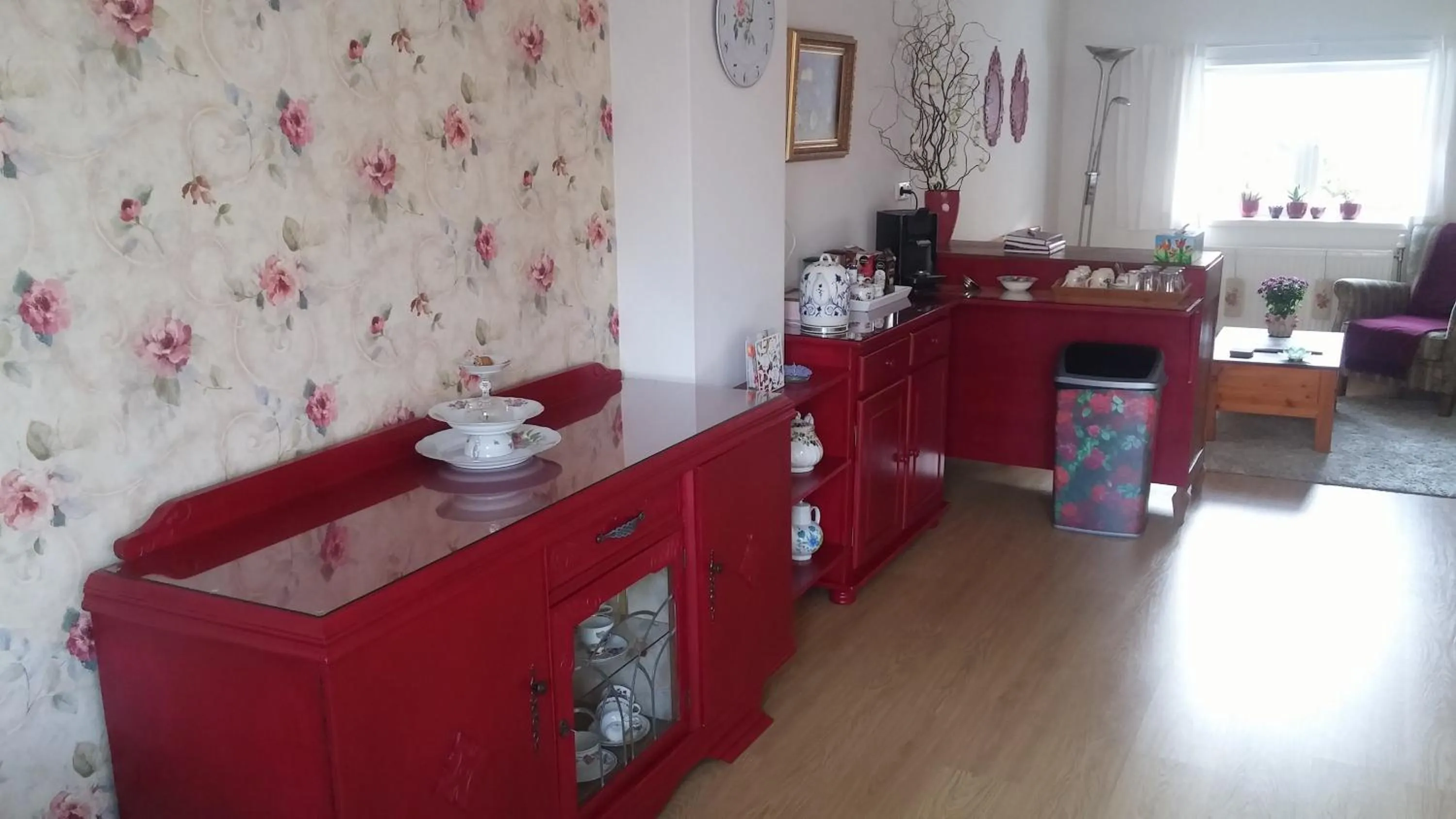 Communal lounge/ TV room in Bed en Broodje Bloem