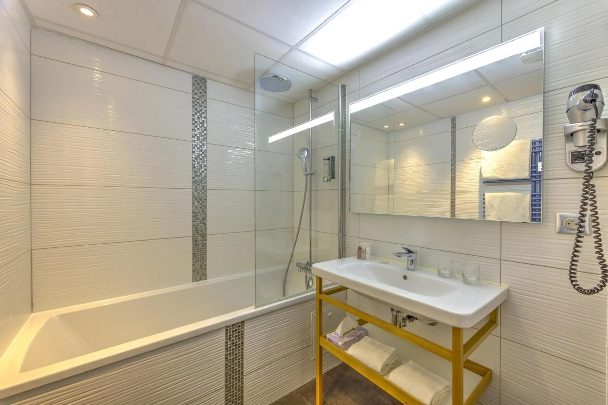 Bathroom in Hôtel Point France