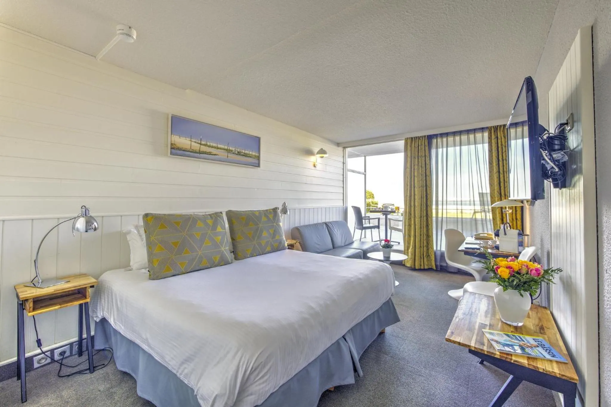 Patio, Bed in Hôtel Point France