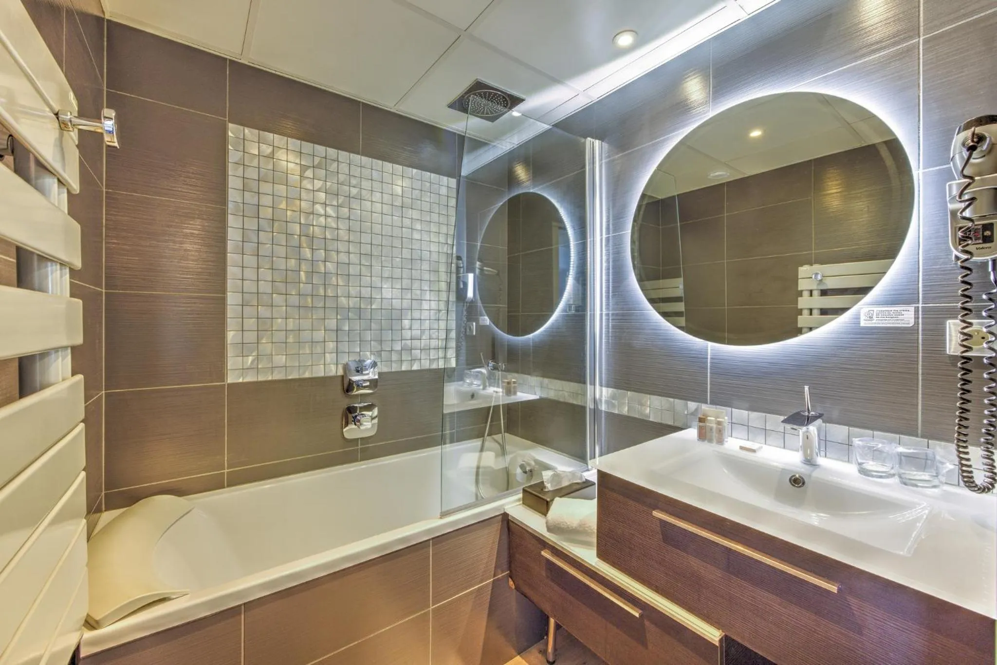 Bathroom in Hôtel Point France