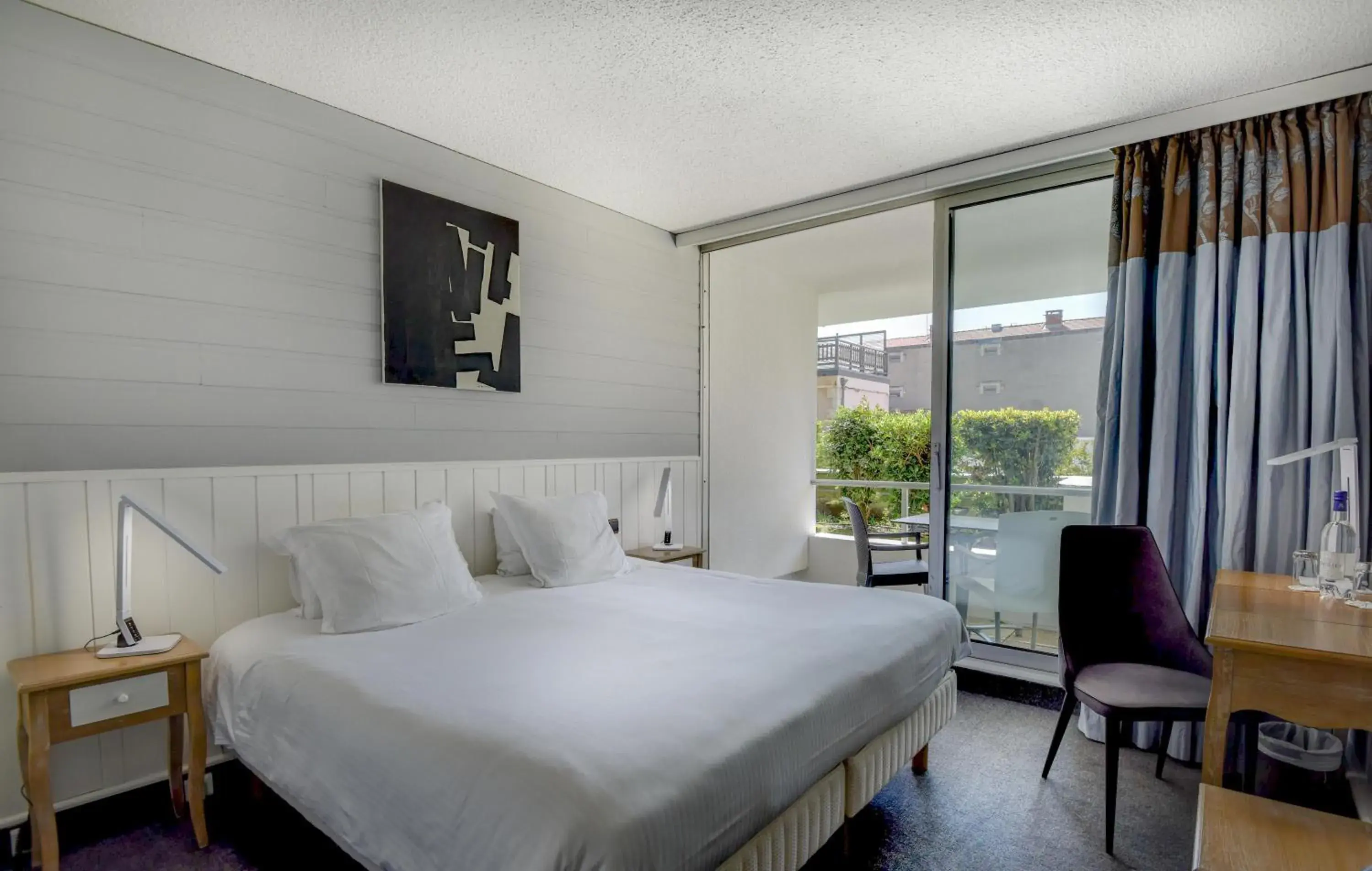 Bedroom, Bed in Hôtel Point France Bedroom, Bed in Hôtel Point France