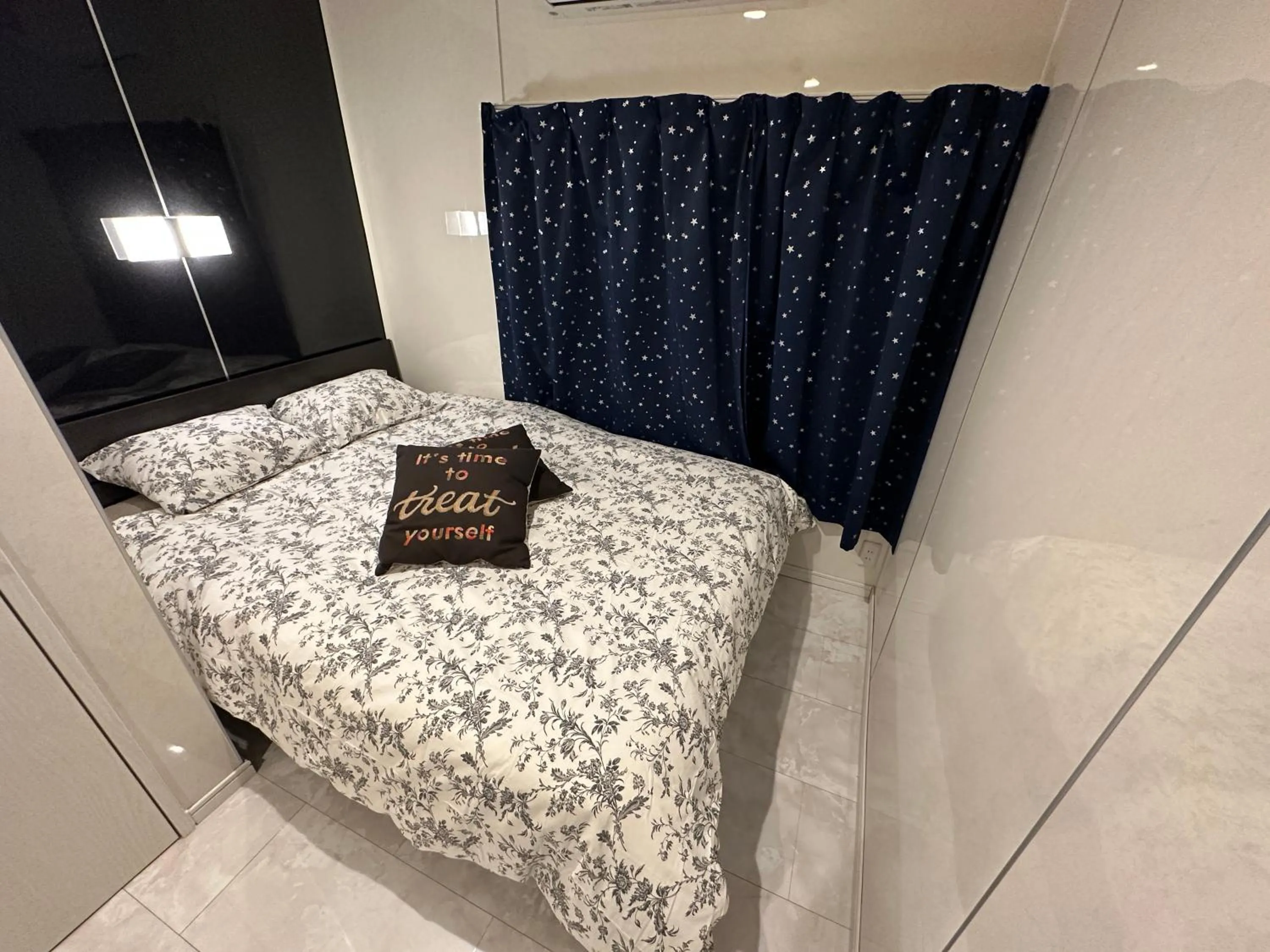 Bedroom, Bed in Ray House