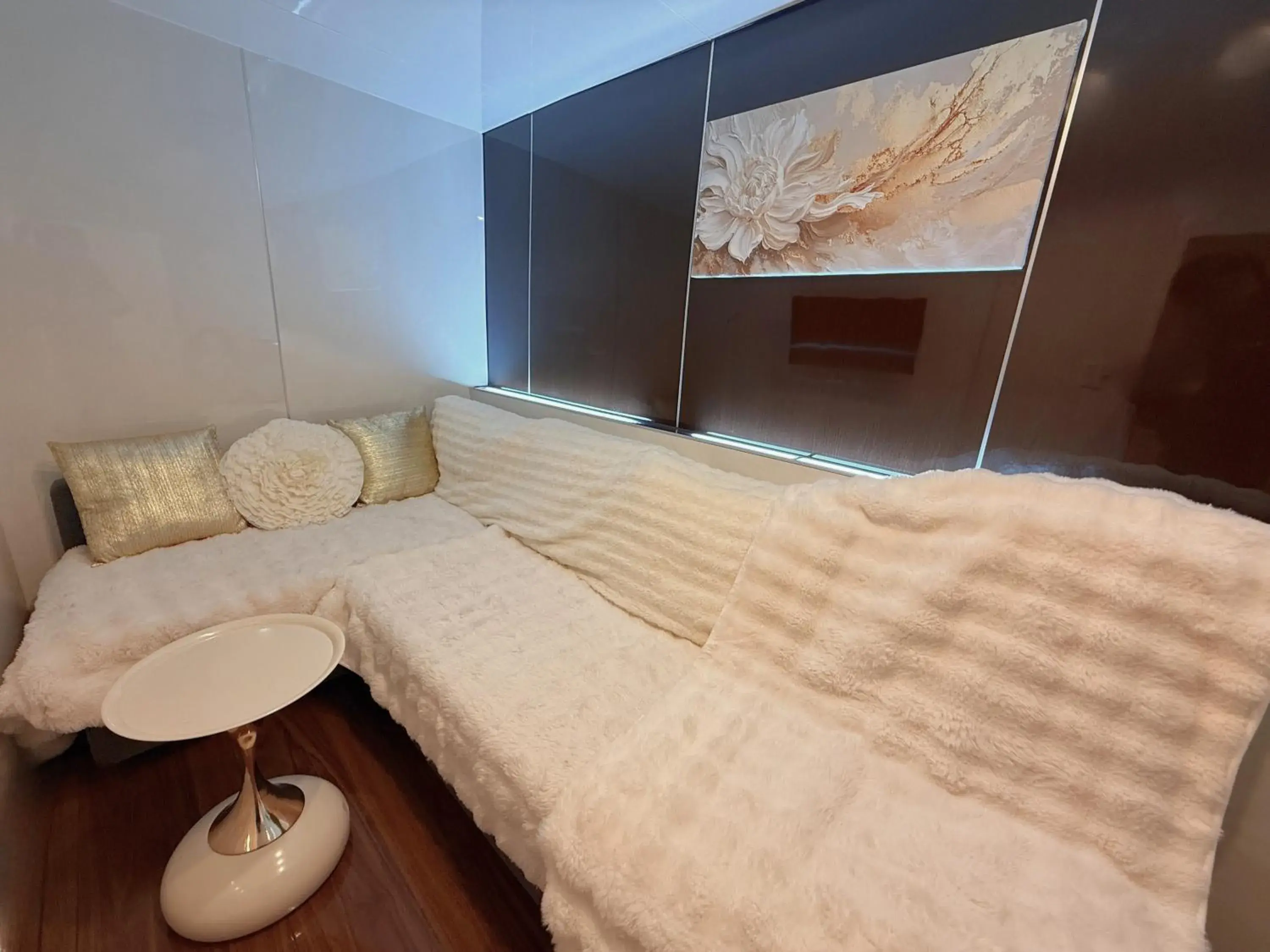 Living room, Bed in Ray House Living room, Bed in Ray House