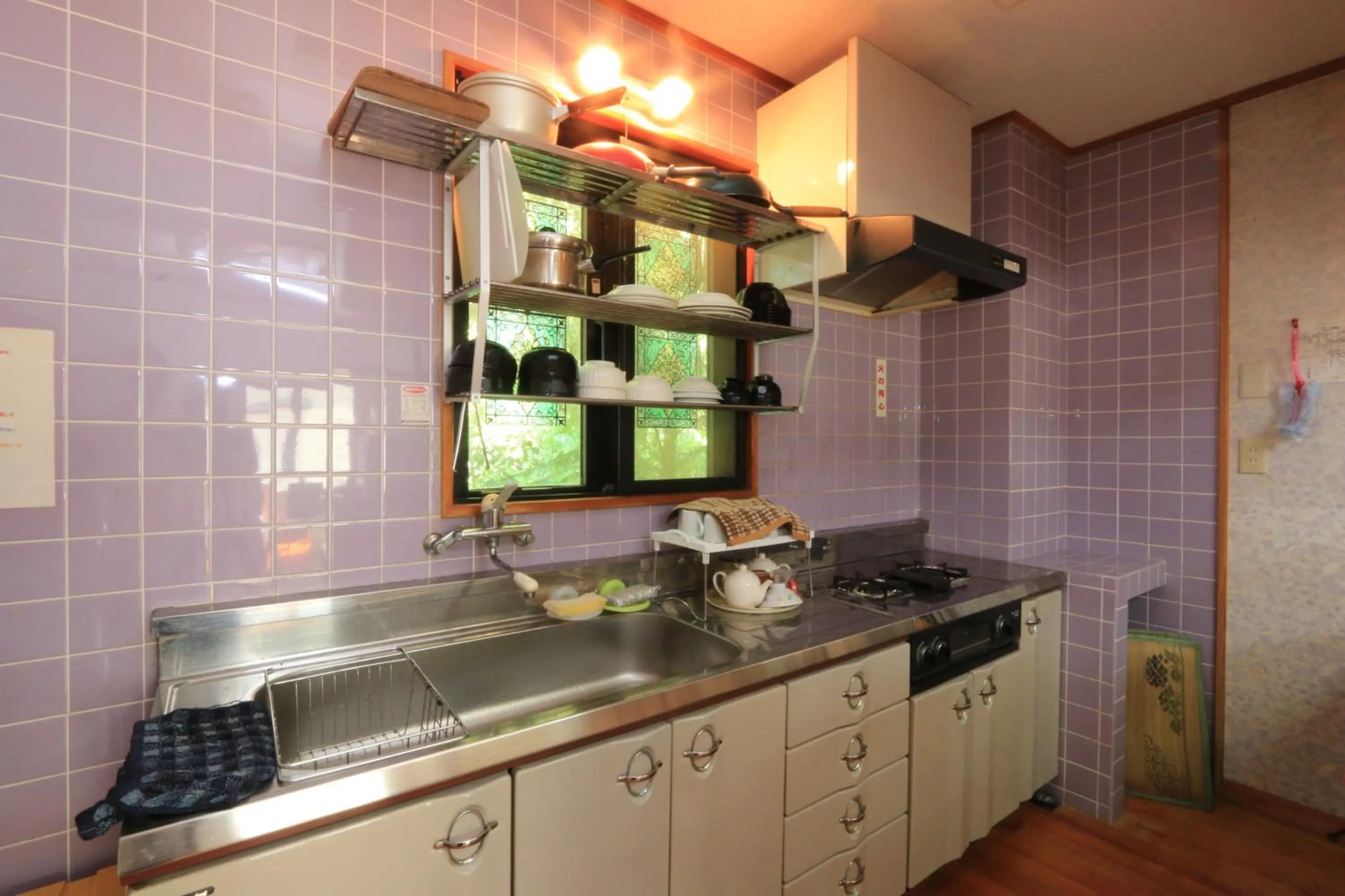 Communal kitchen in Minshuku Satomachi