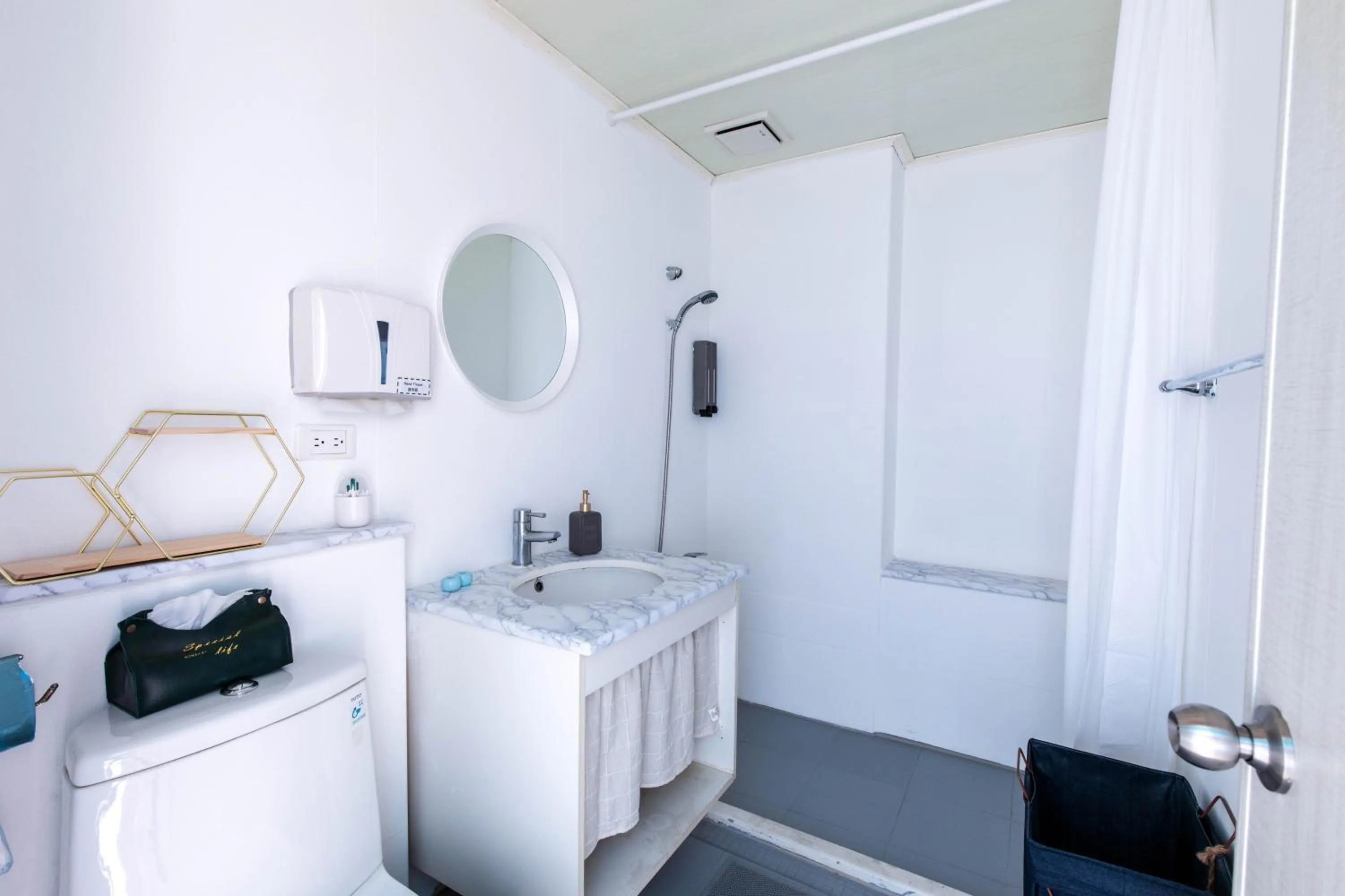 Toilet in EATzzZ Hostel