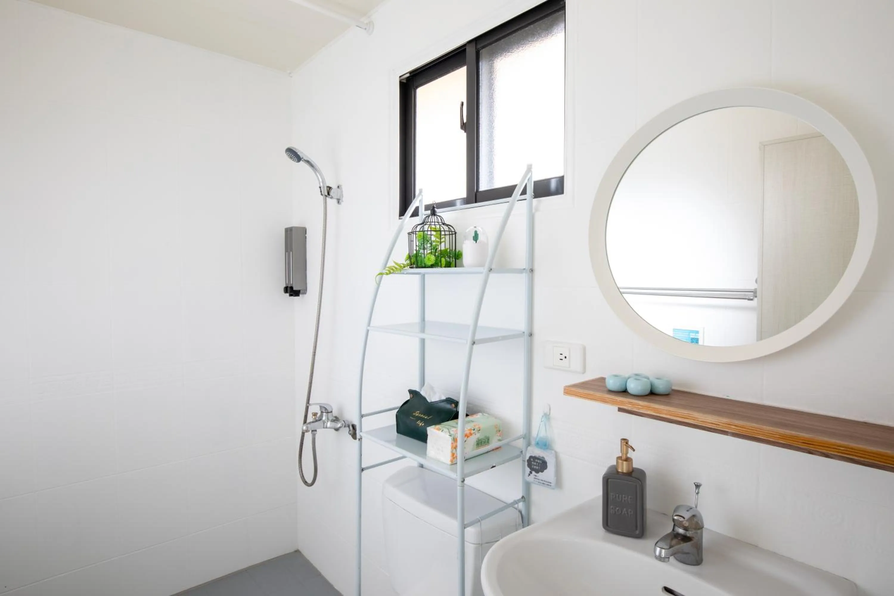 Toilet in EATzzZ Hostel