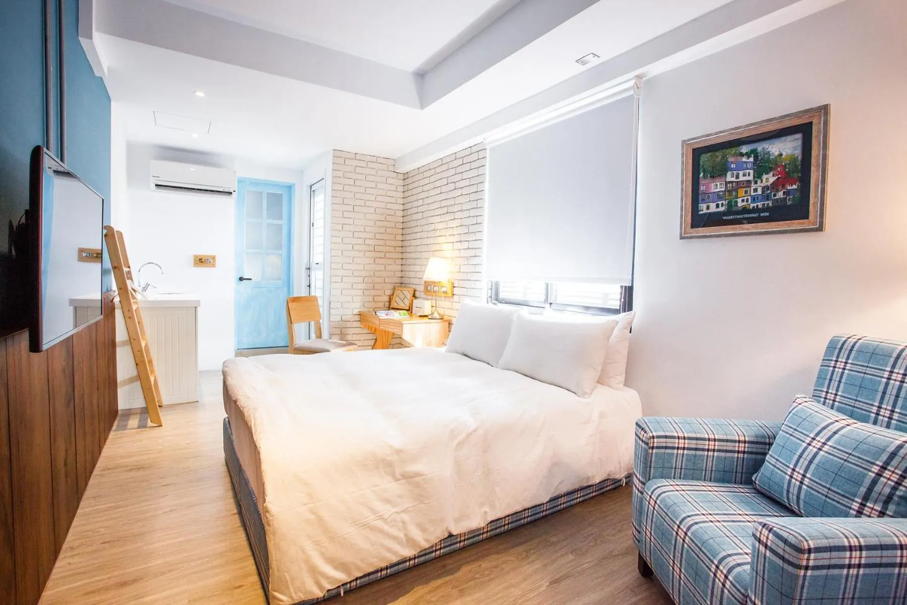 Photo of the whole room, Bed in 4 Design Inn