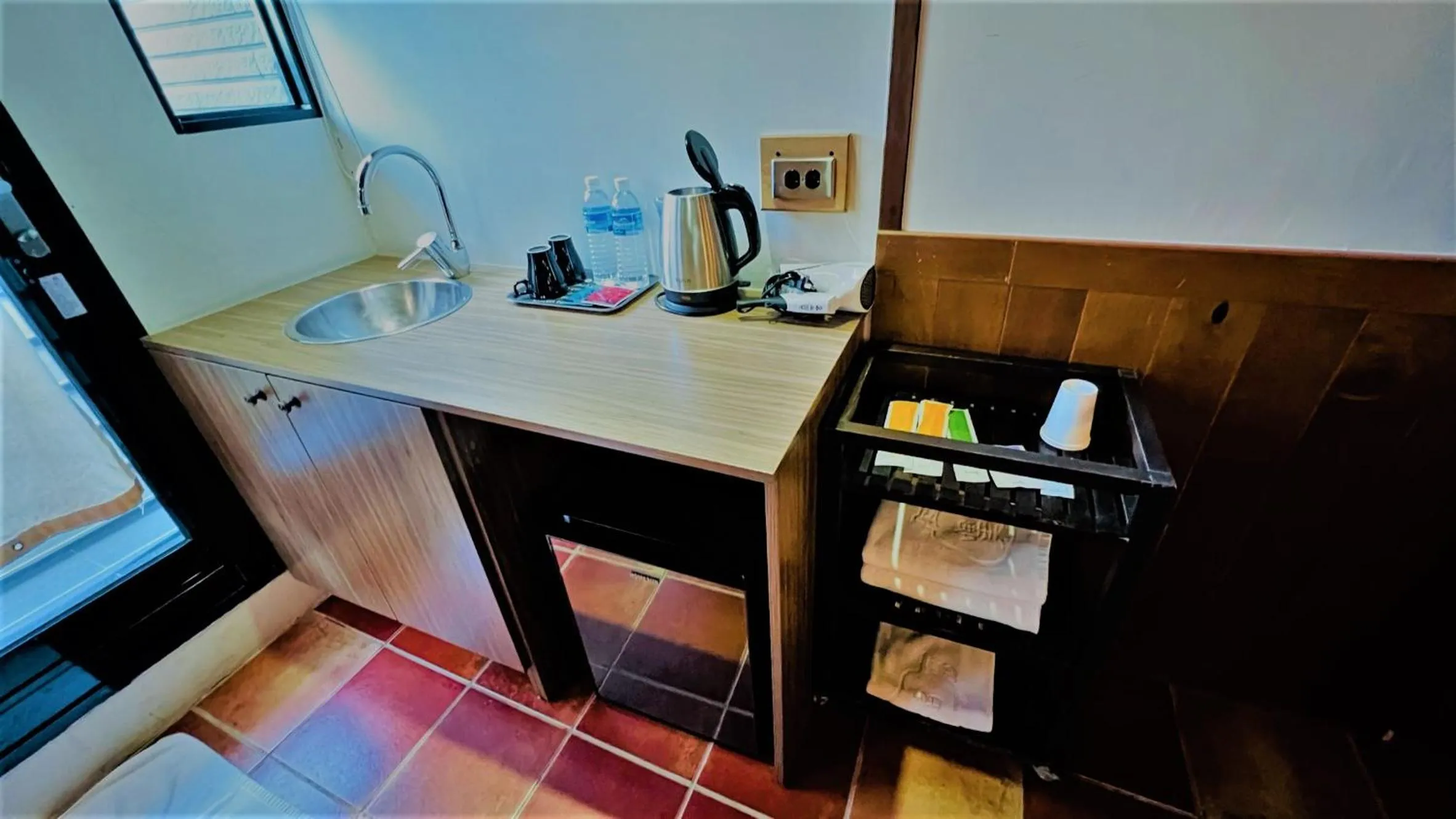 Coffee/tea facilities in 4 Design Inn