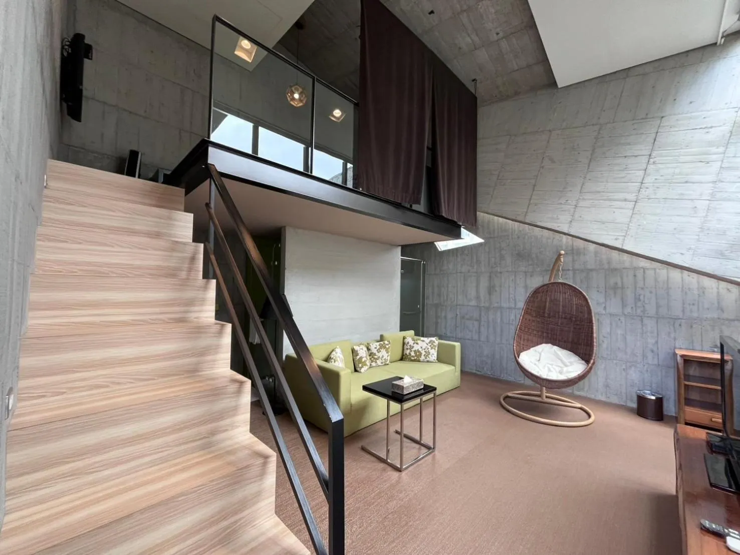 Photo of the whole room in Smoking Rock