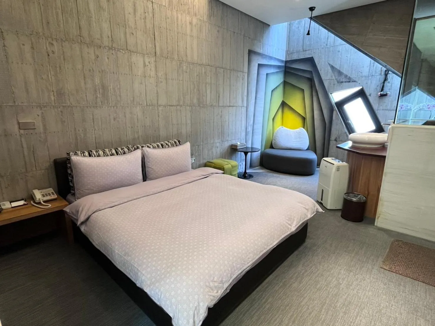 Photo of the whole room, Bed in Smoking Rock