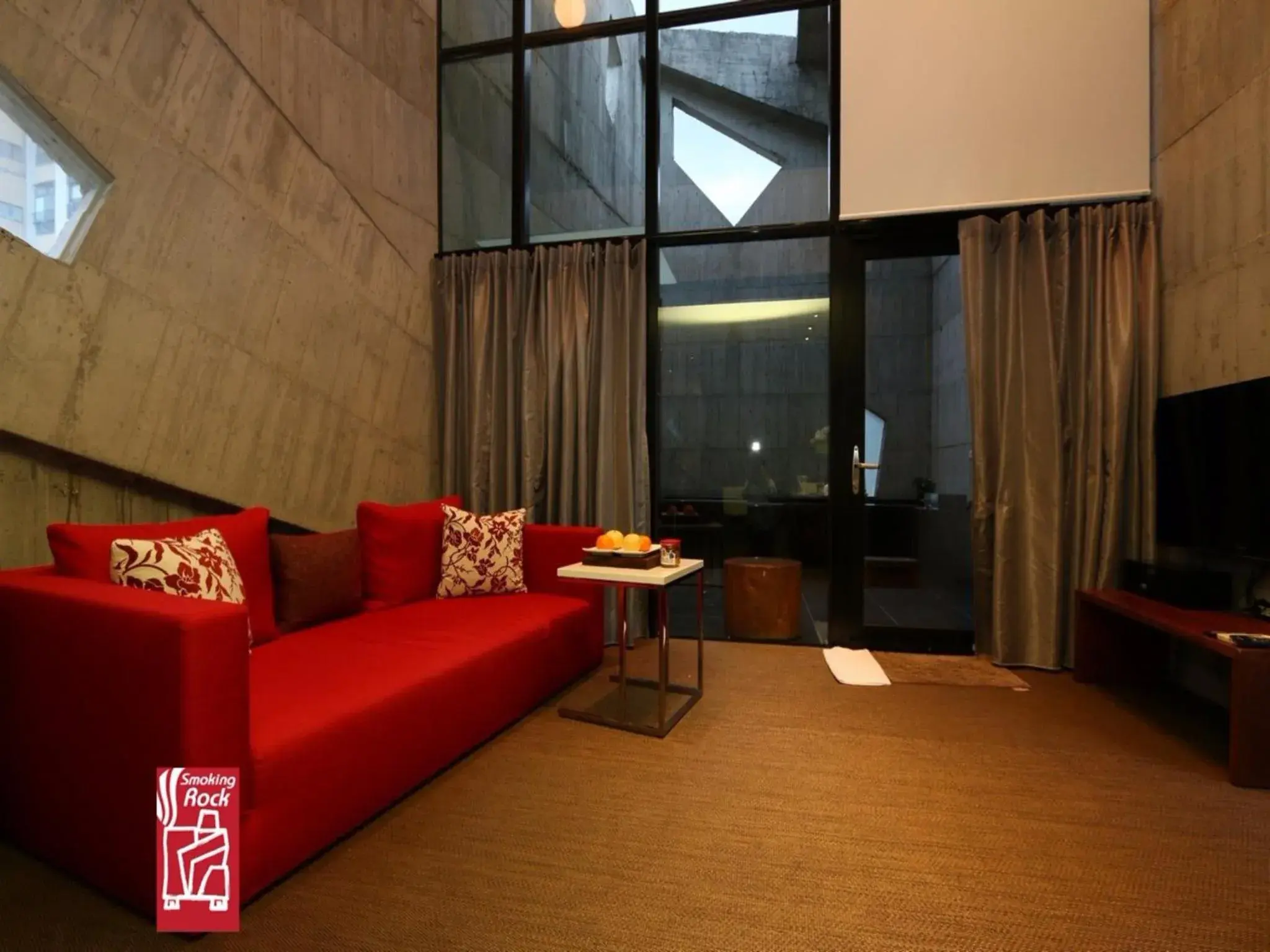 Photo of the whole room in Smoking Rock Photo of the whole room in Smoking Rock