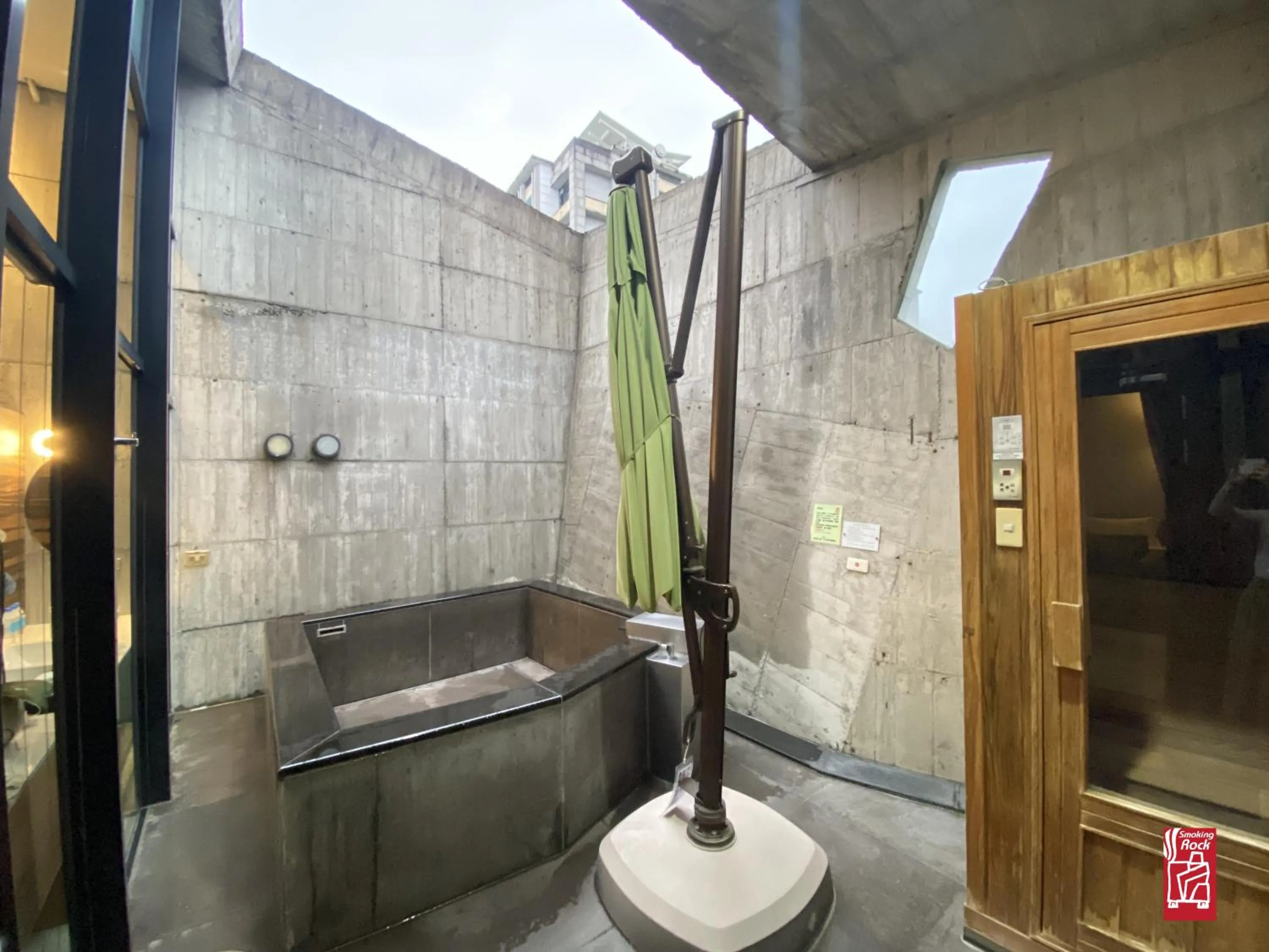 Hot Spring Bath in Smoking Rock