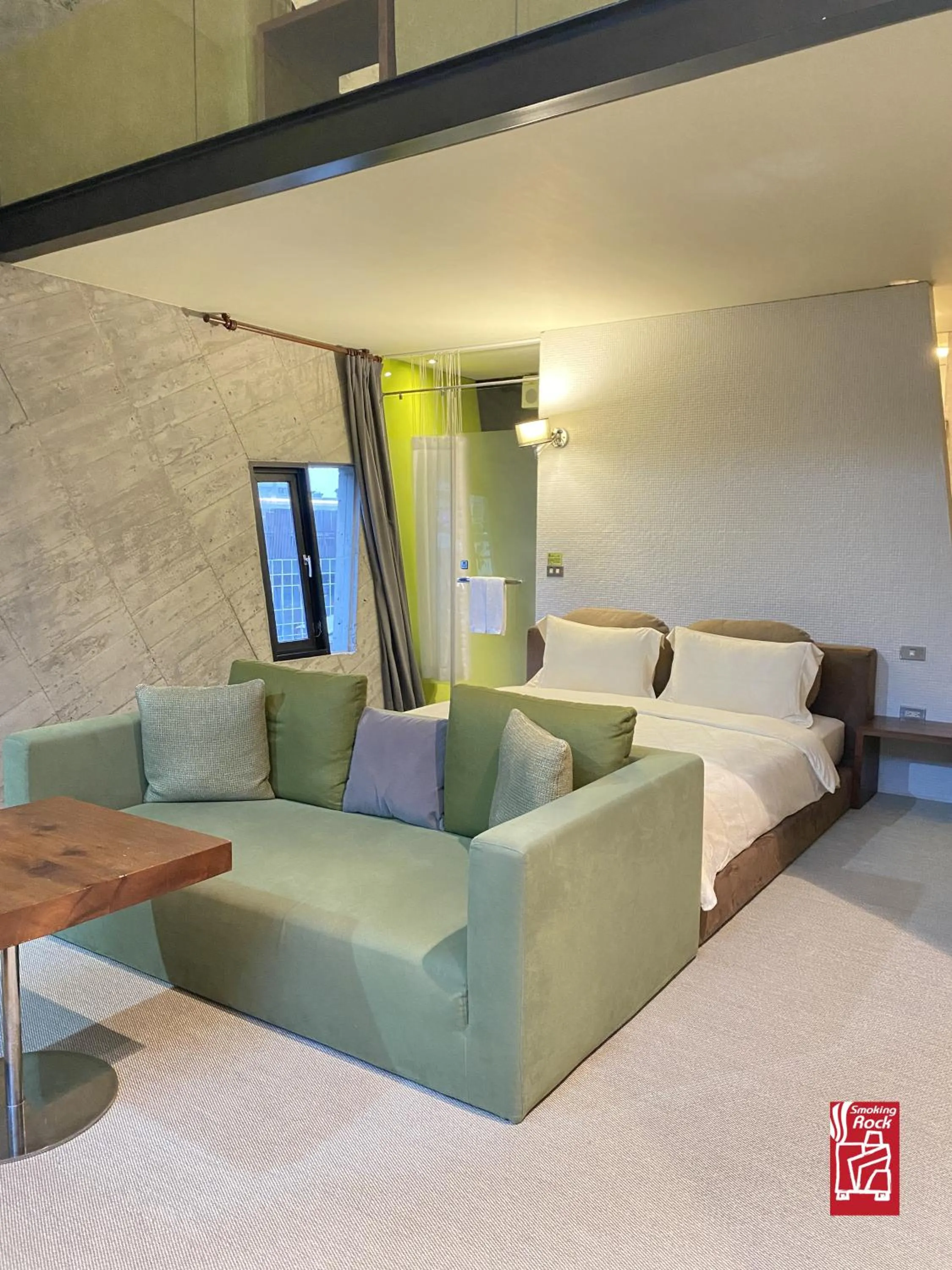 Photo of the whole room, Bed in Smoking Rock