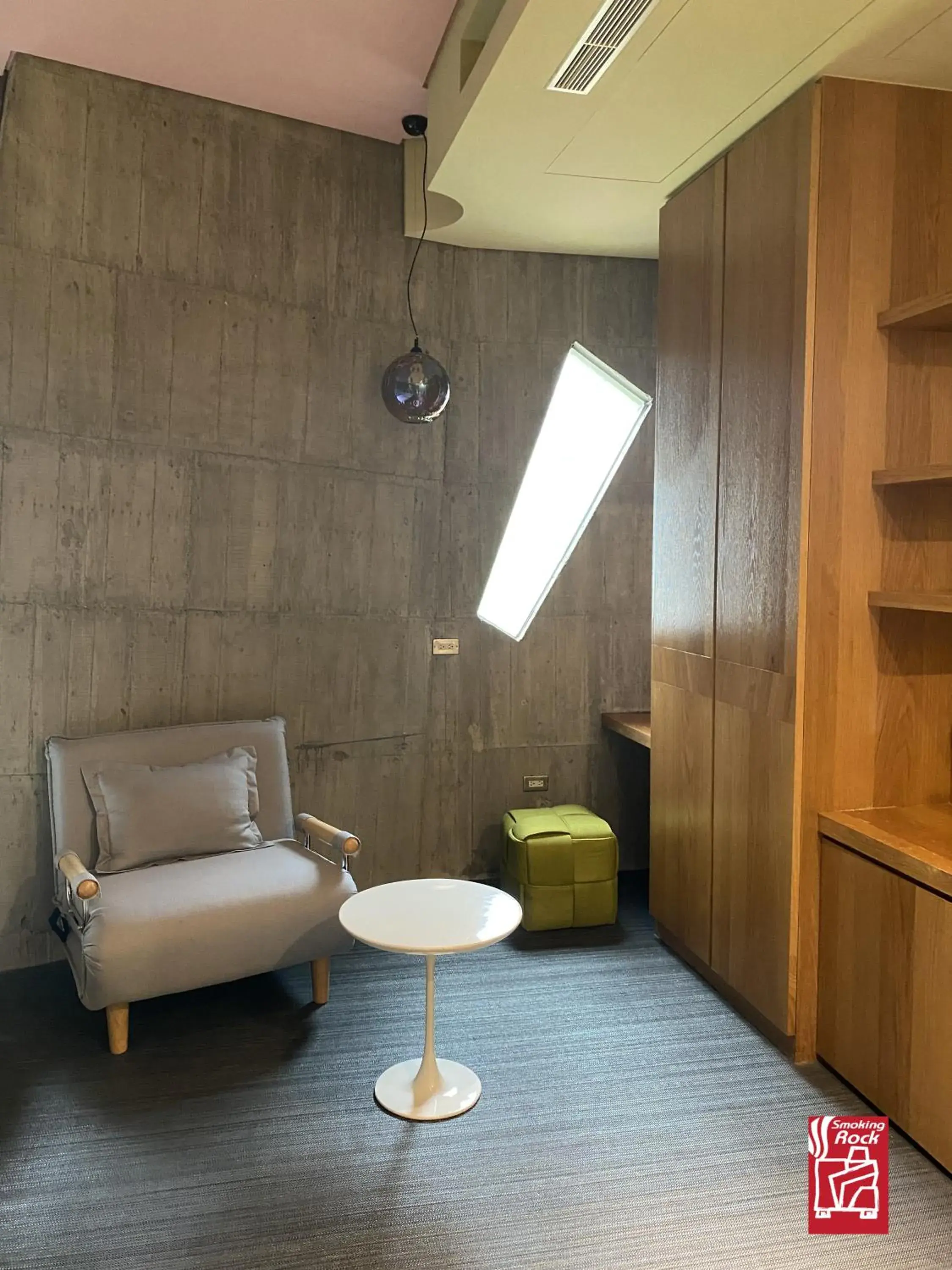 Photo of the whole room in Smoking Rock Photo of the whole room in Smoking Rock