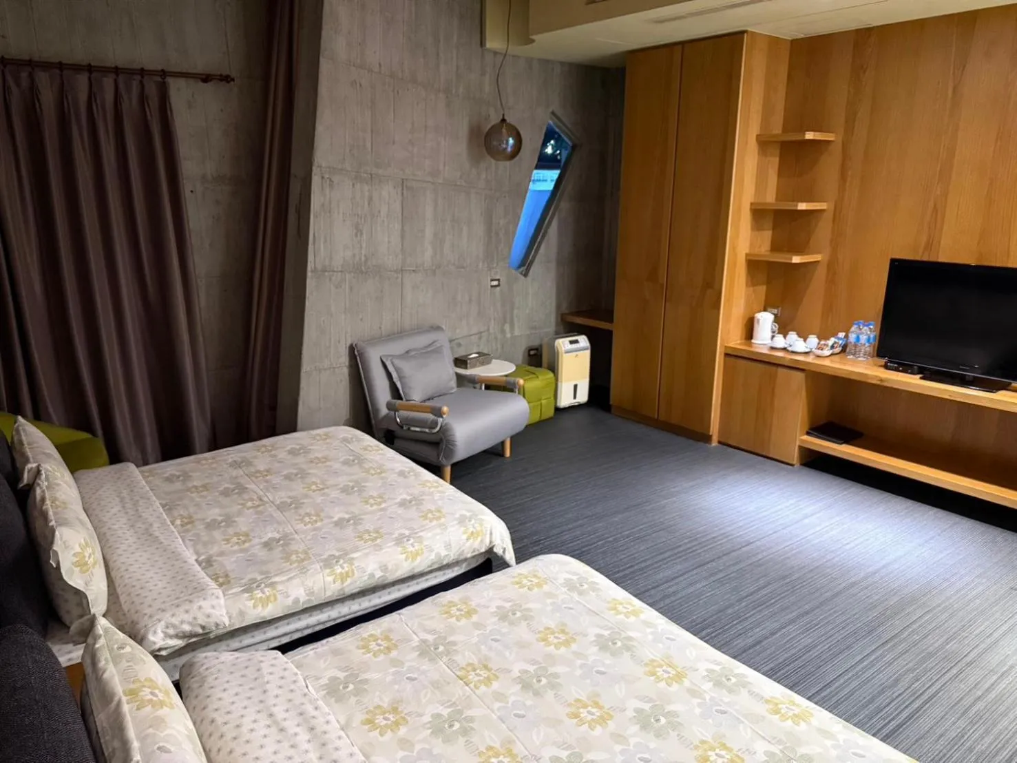 Photo of the whole room, Bed in Smoking Rock