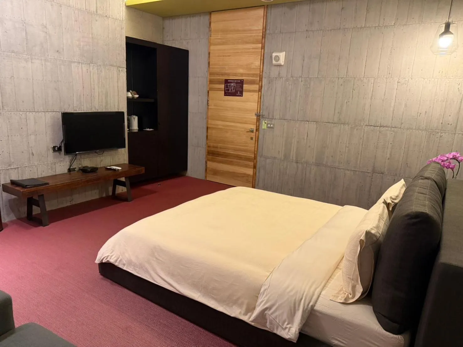 Photo of the whole room, Bed in Smoking Rock