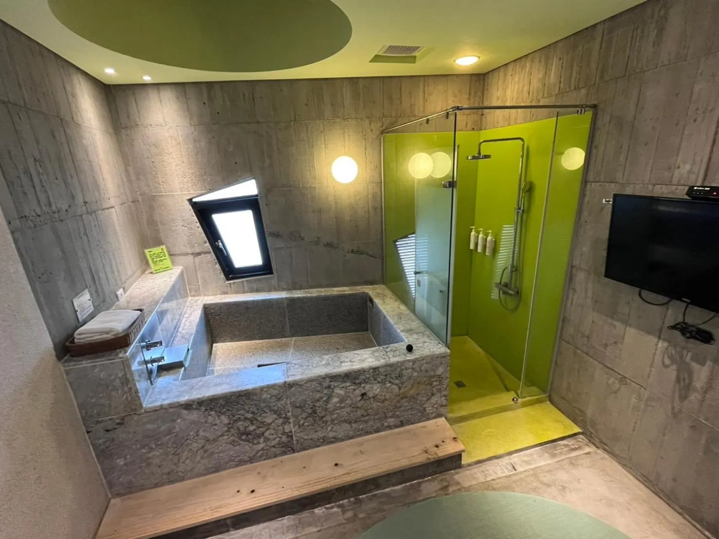 Bathroom in Smoking Rock