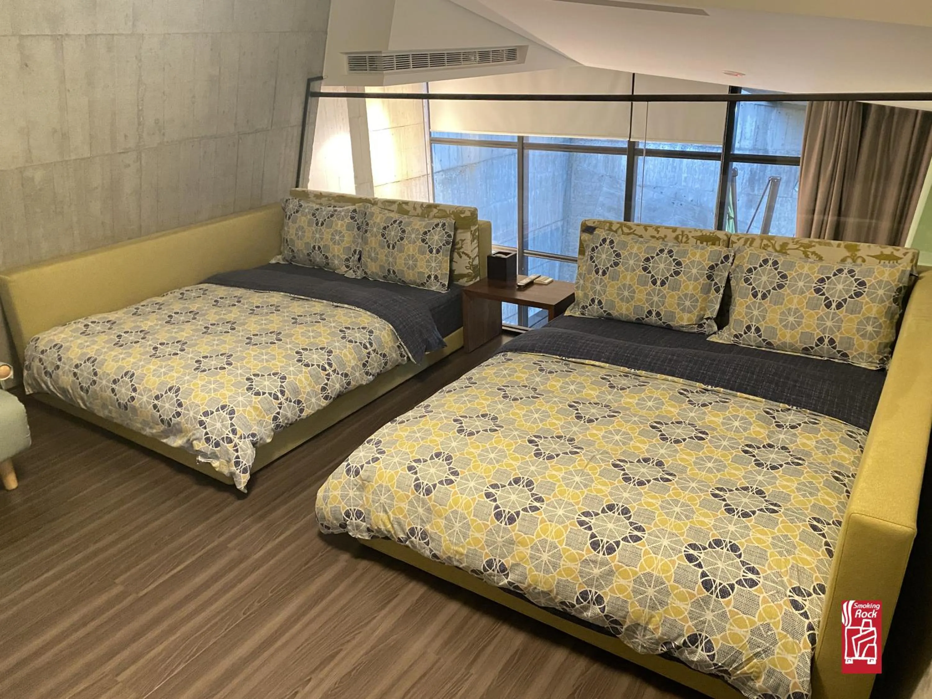 Photo of the whole room, Bed in Smoking Rock