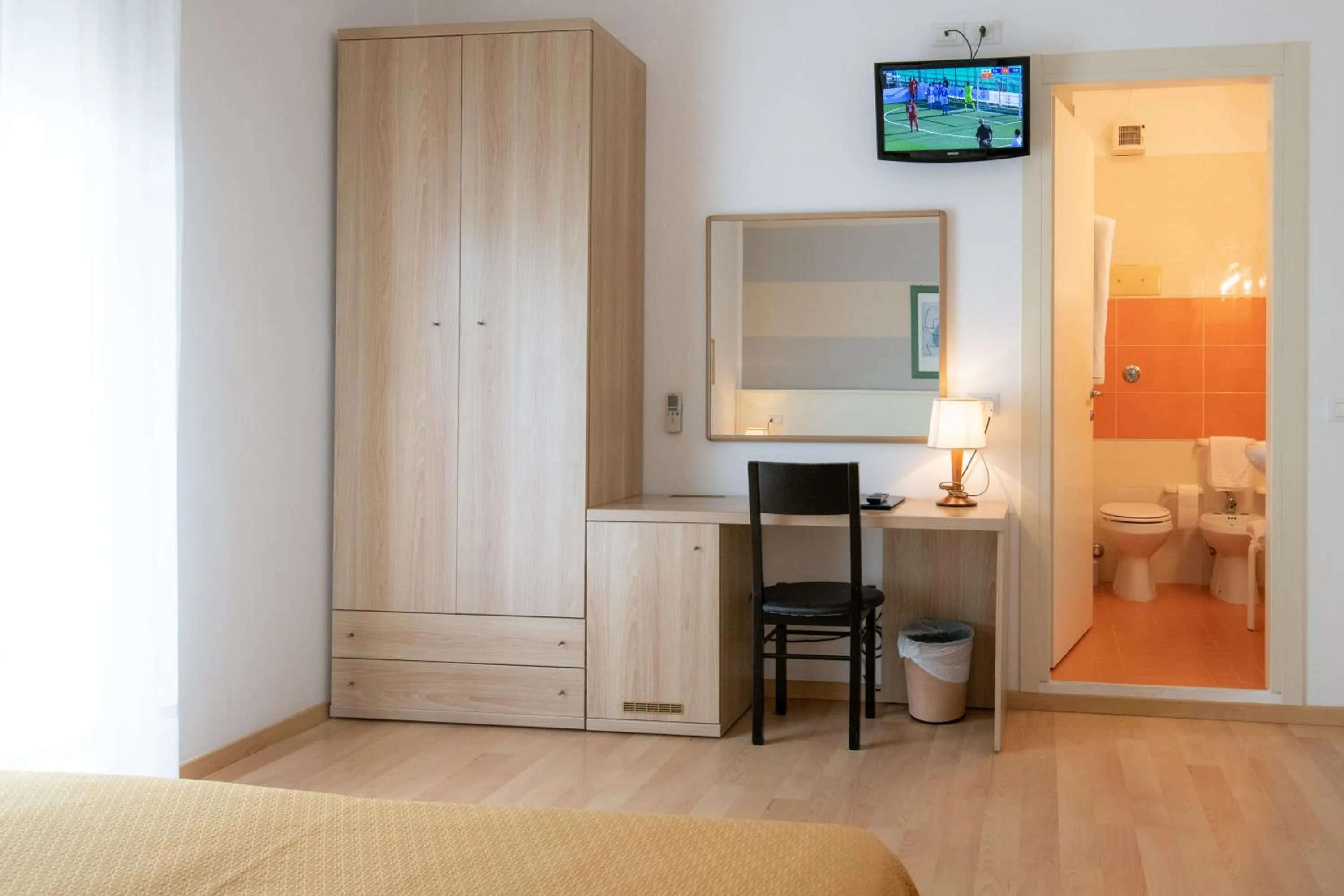 TV and multimedia, Bed in Hotel Parigi