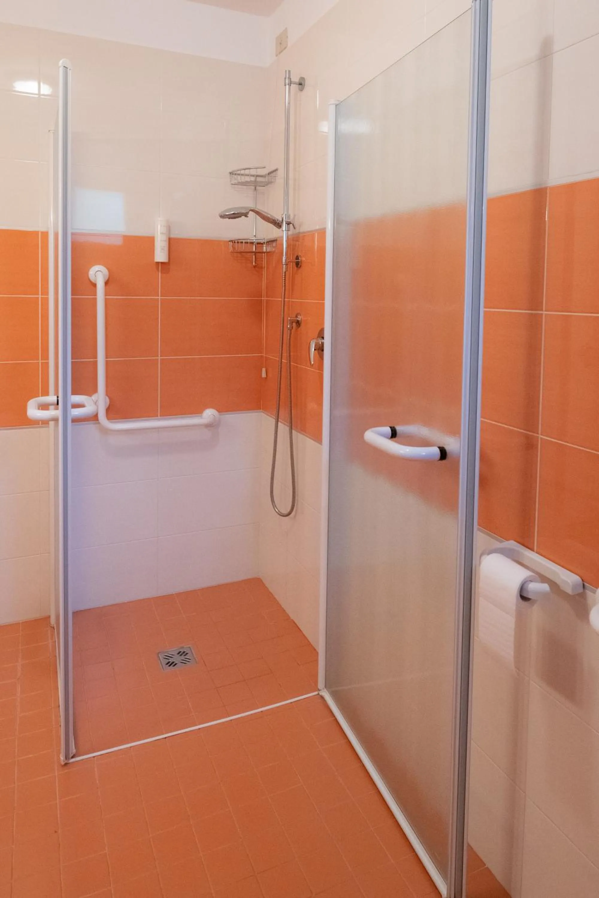 Shower in Hotel Parigi