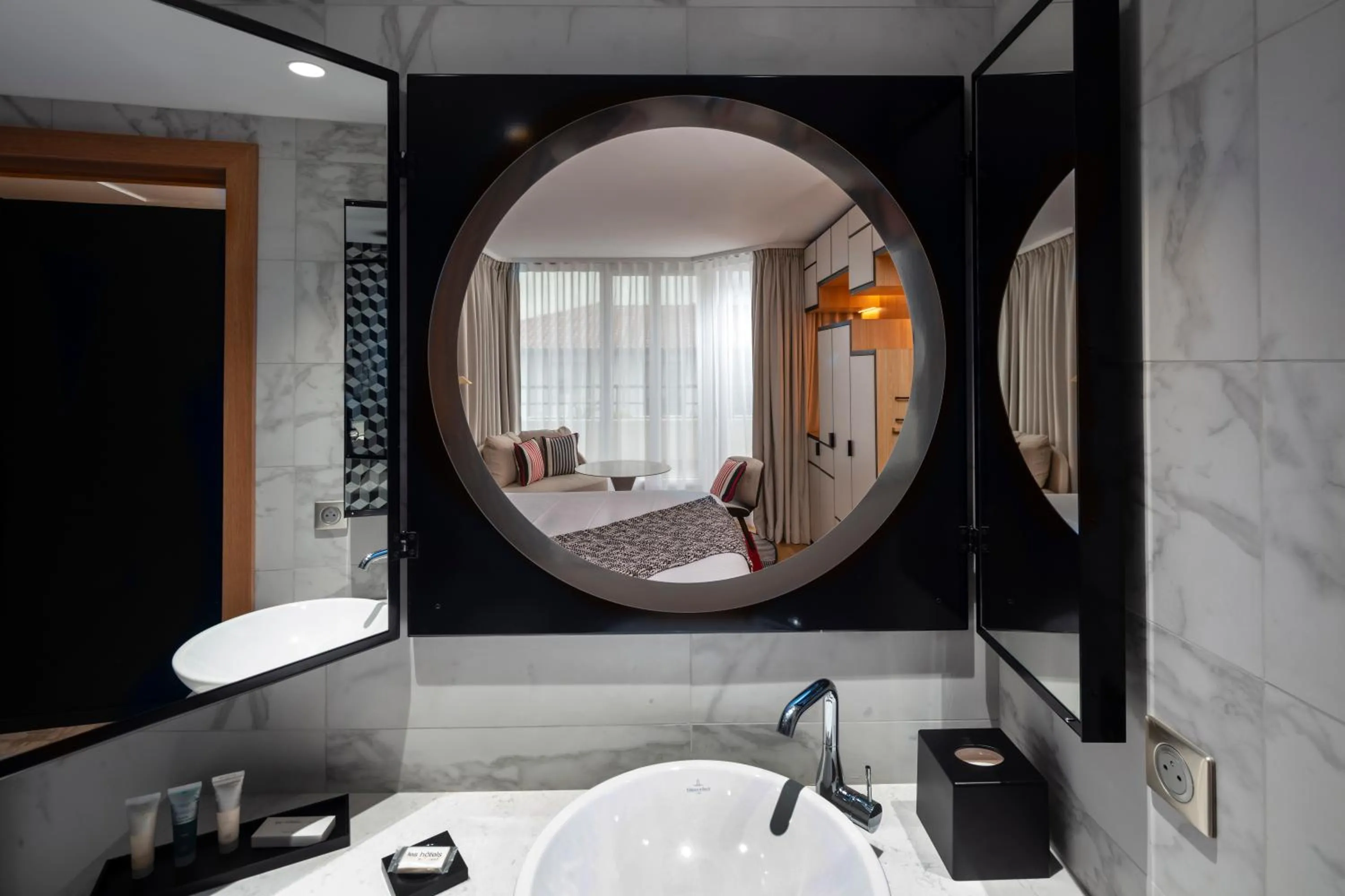 Bathroom, Bed in Thalazur Saint Jean de Luz - Hôtel & Spa