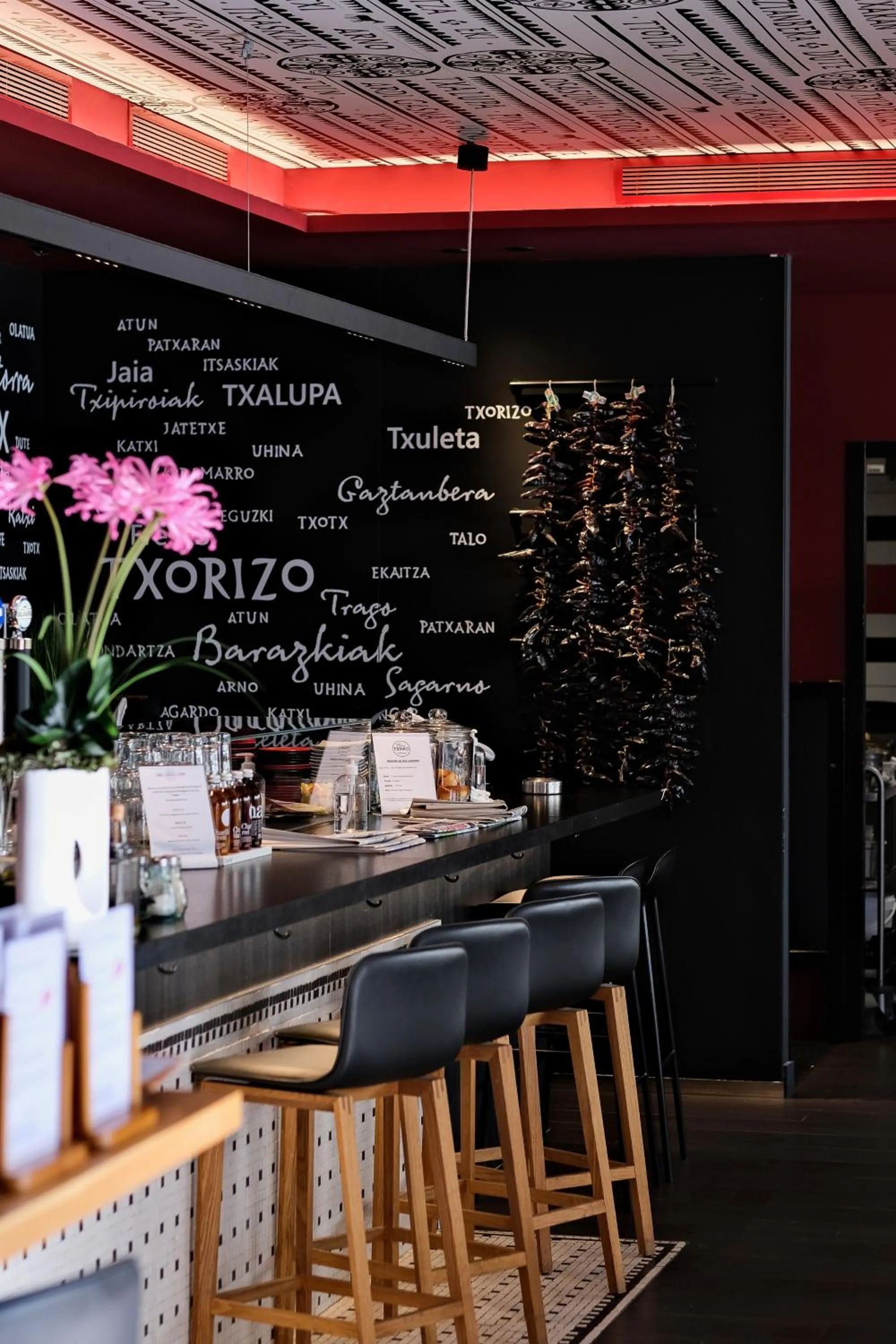 Lounge or bar in Thalazur Saint Jean de Luz - Hôtel & Spa