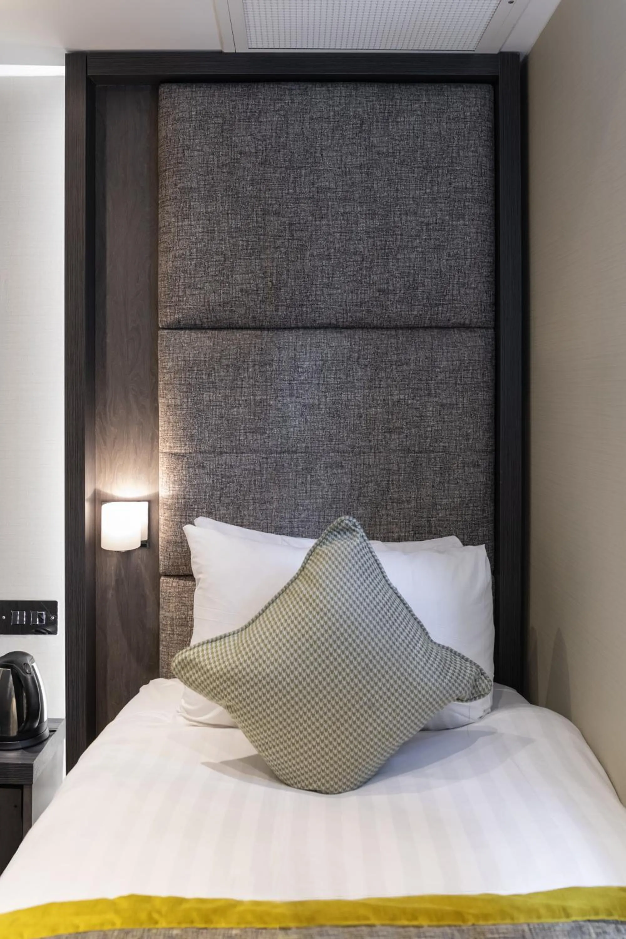 Bed in Mornington Hotel London Victoria