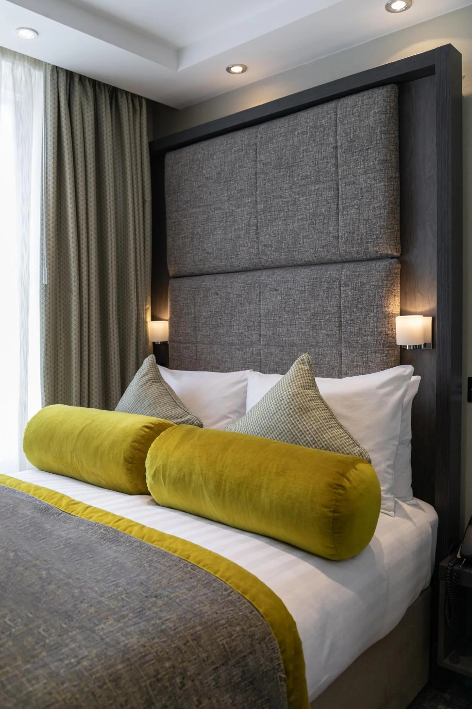 Bed in Mornington Hotel London Victoria